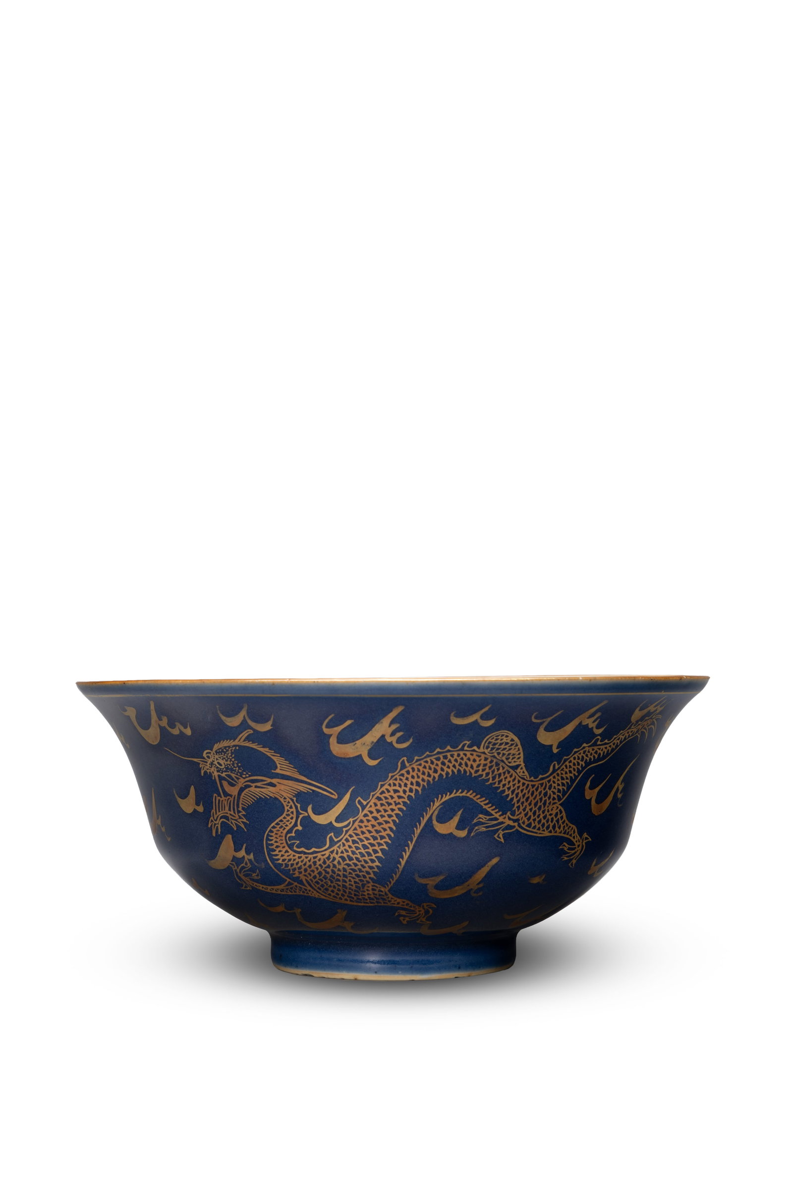 A LARGE GILT-DECORATED BLUE-GLAZED 'DRAGON' BOWL, QIANLONG MARK: 年代(Age):QING(1644-1911 A.D.) 。尺寸(Size):18.8 cm Diameter, 8.5 cm Height。款：「大清乾隆年製」。