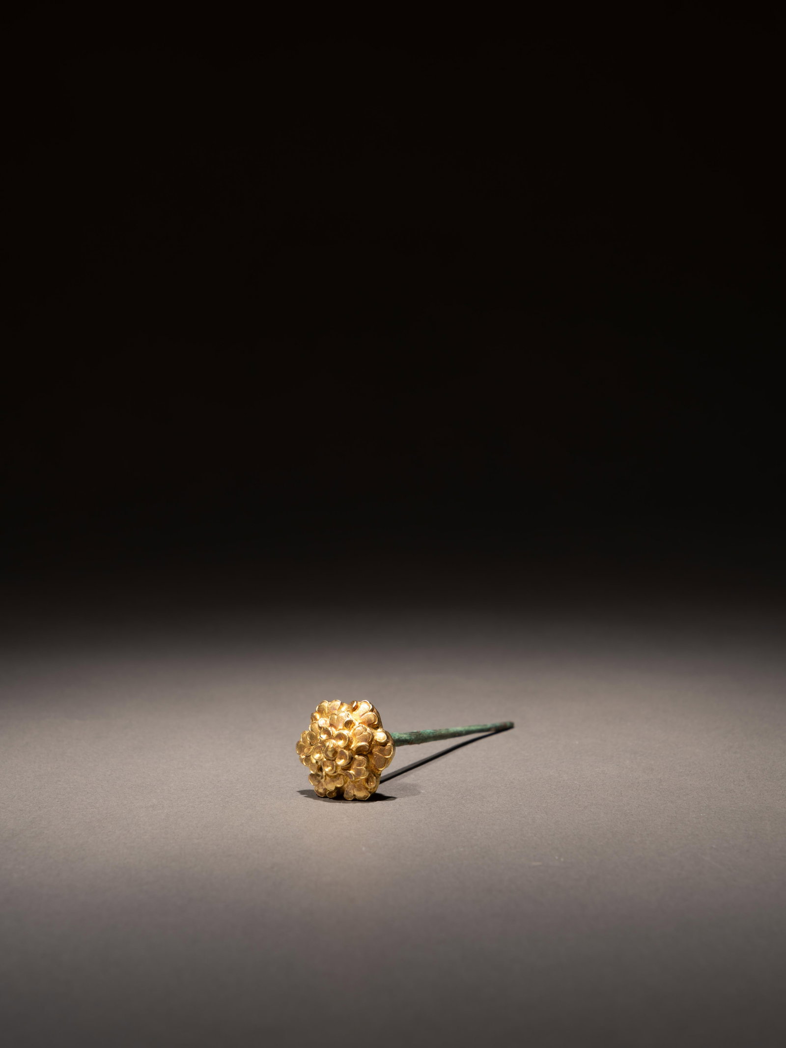 A GILT-BRONZE 'FLORAL' HAIRPIN: 年代(Age):BEFORE MING 。尺寸(Size):10.1 cm Length。