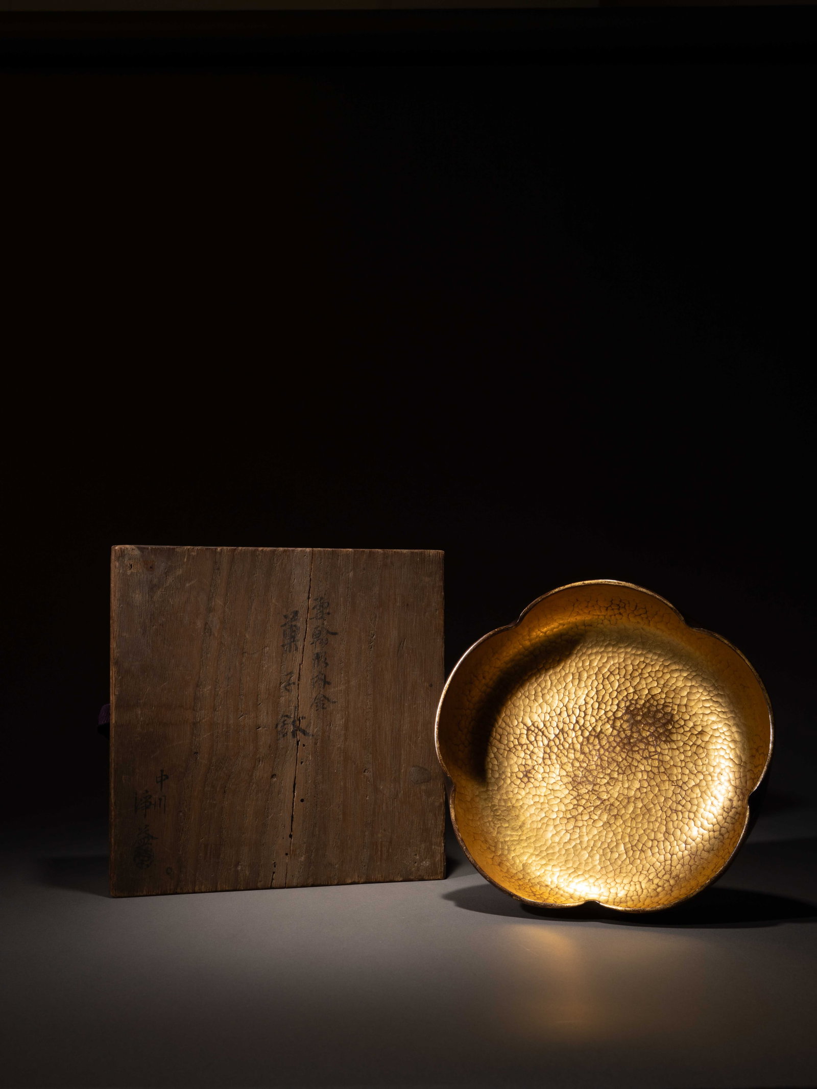 A GOLD FOIL-DECORATED WOOD CONFECTIONERY BOWL: 年代(Age):MEIJI ERA(1868-1912) 。尺寸(Size):19.1 cm Width, 4.6 cm Height。款：「淨益」。