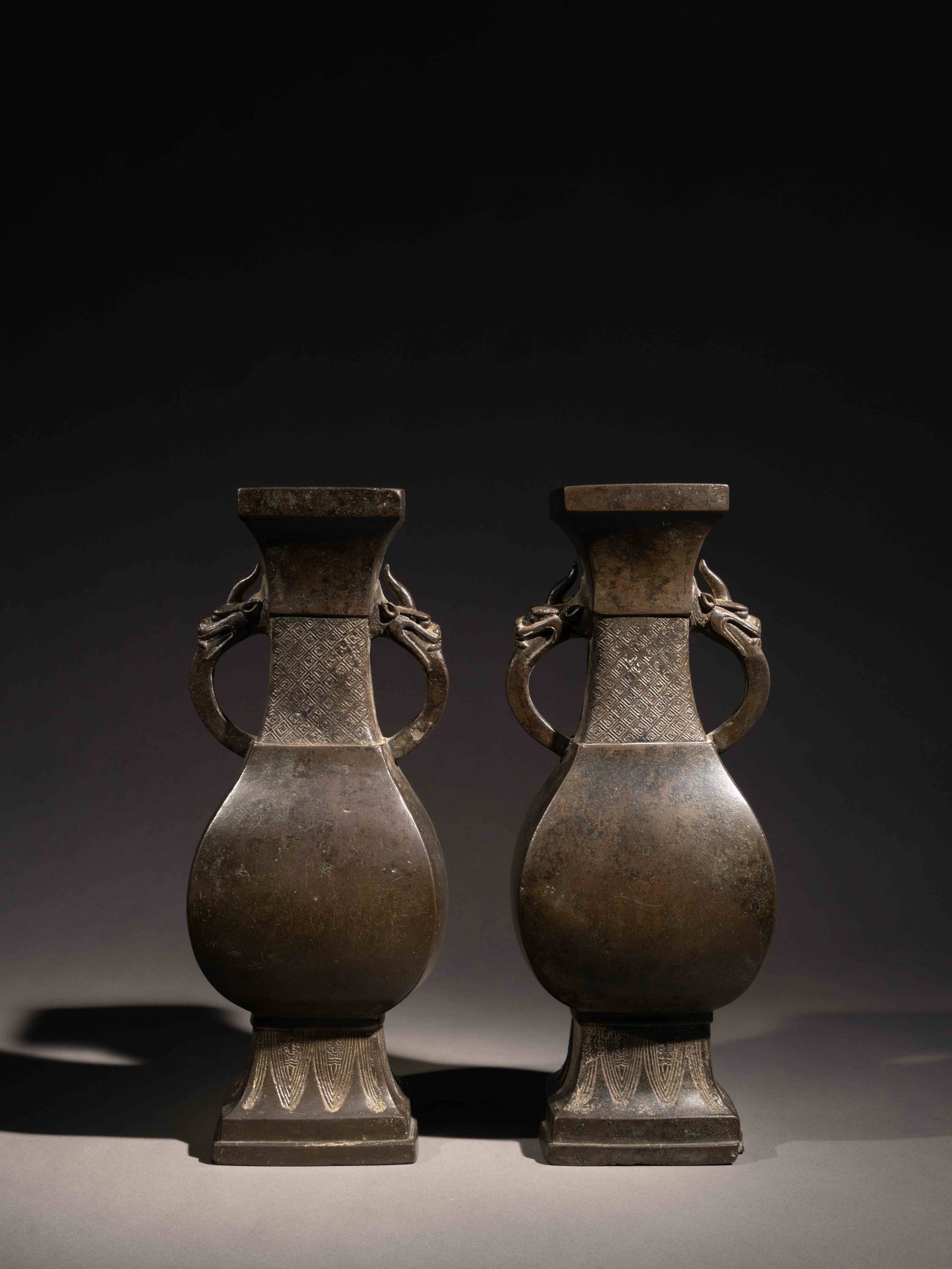 A PAIR OF BRONZE SQUARE VASES: 年代(Age):MING(1368-1644 A.D.) 。尺寸(Size):32.9 cm Height (each)。