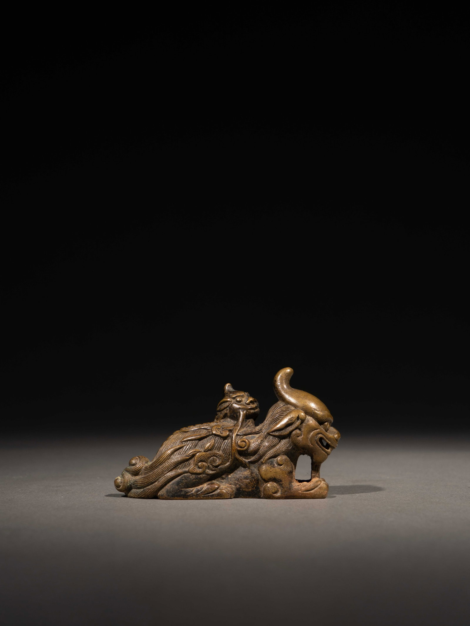A BRONZE 'LUDUAN' PAPERWEIGHT: 年代(Age):QING(1644-1911 A.D.) 。尺寸(Size):7.5 cm Length, 4.5 cm Height。