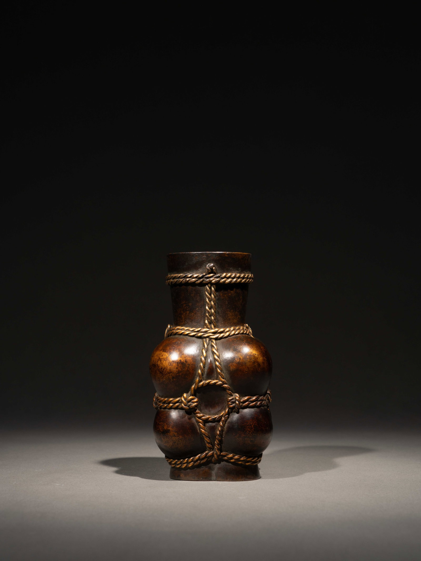 A BRONZE 'YINGLUO' VASE, QIANLONG MARK: 年代(Age):QING(1644-1911 A.D.) 。尺寸(Size):3.5 cm Length, 12.6 cm Height。款：「乾隆年製」。