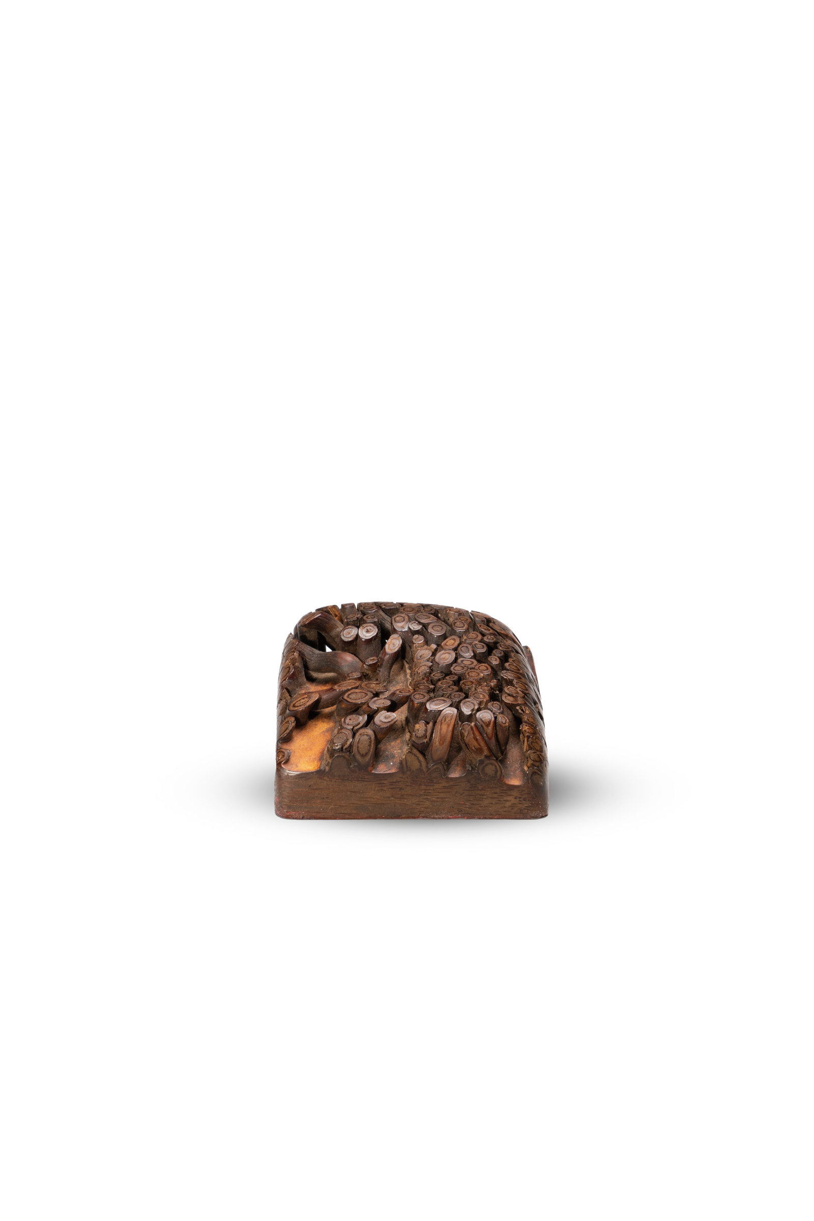 A CARVED BAMBOO SEAL: 年代(Age):QING(1644-1911 A.D.) 。尺寸(Size):7×6.5 cm, 4 cm Height。印文：「虛心」。