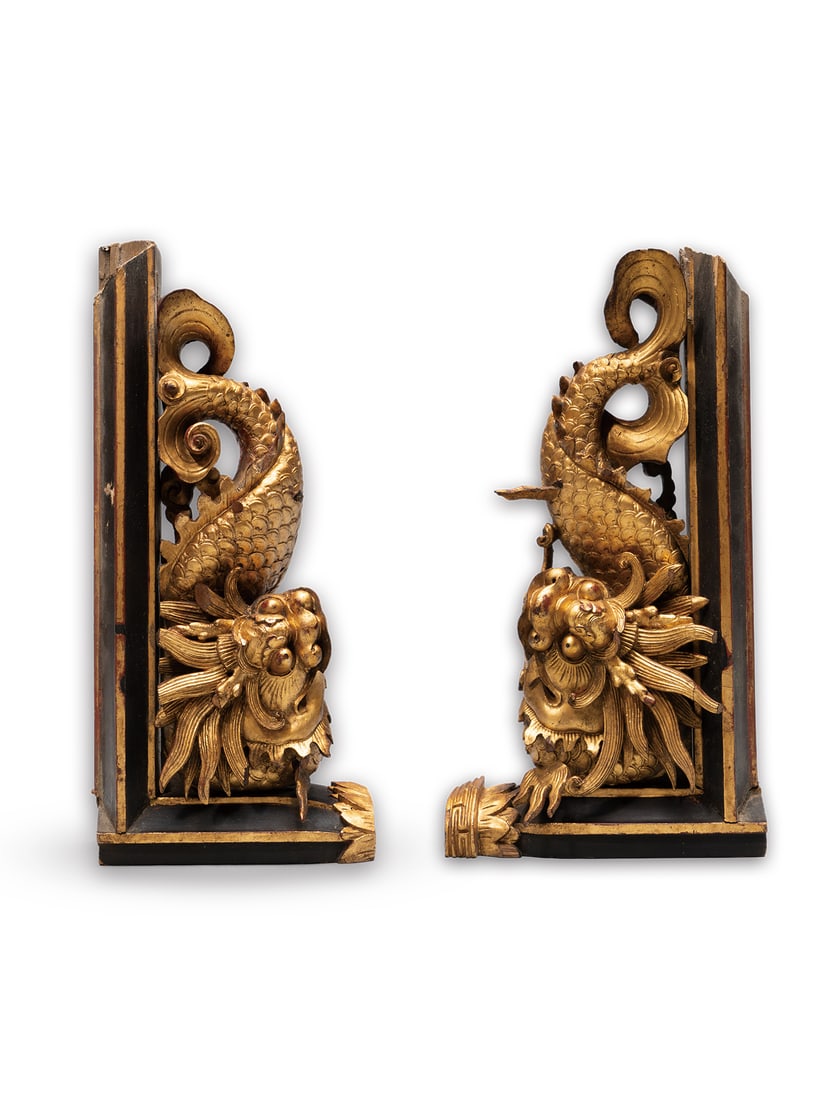 A PAIR OF GILT-LACQUERED WOODEN 'DRAGON FISH' COMPONENTS: 年代(Age):QING(1644-1911 A.D.) 。尺寸(Size):Various Sizes (30.5 cm Maximum Height)。