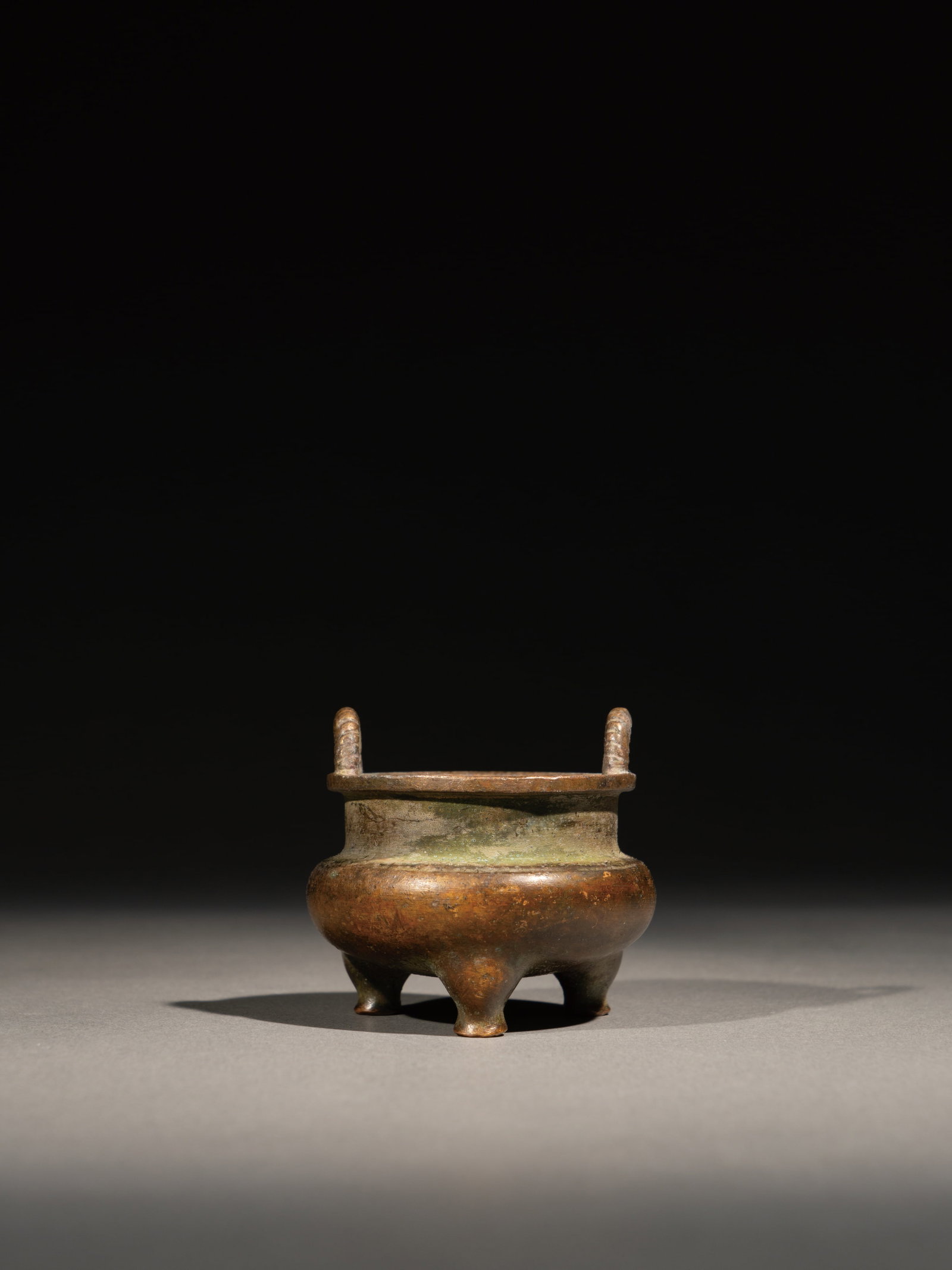 A BRONZE CENSER: 年代(Age):QING(1644-1911 A.D.) 。尺寸(Size):耳距 4.8 cm, 167 g Weight。款 :「宣」。 來源：覆౩