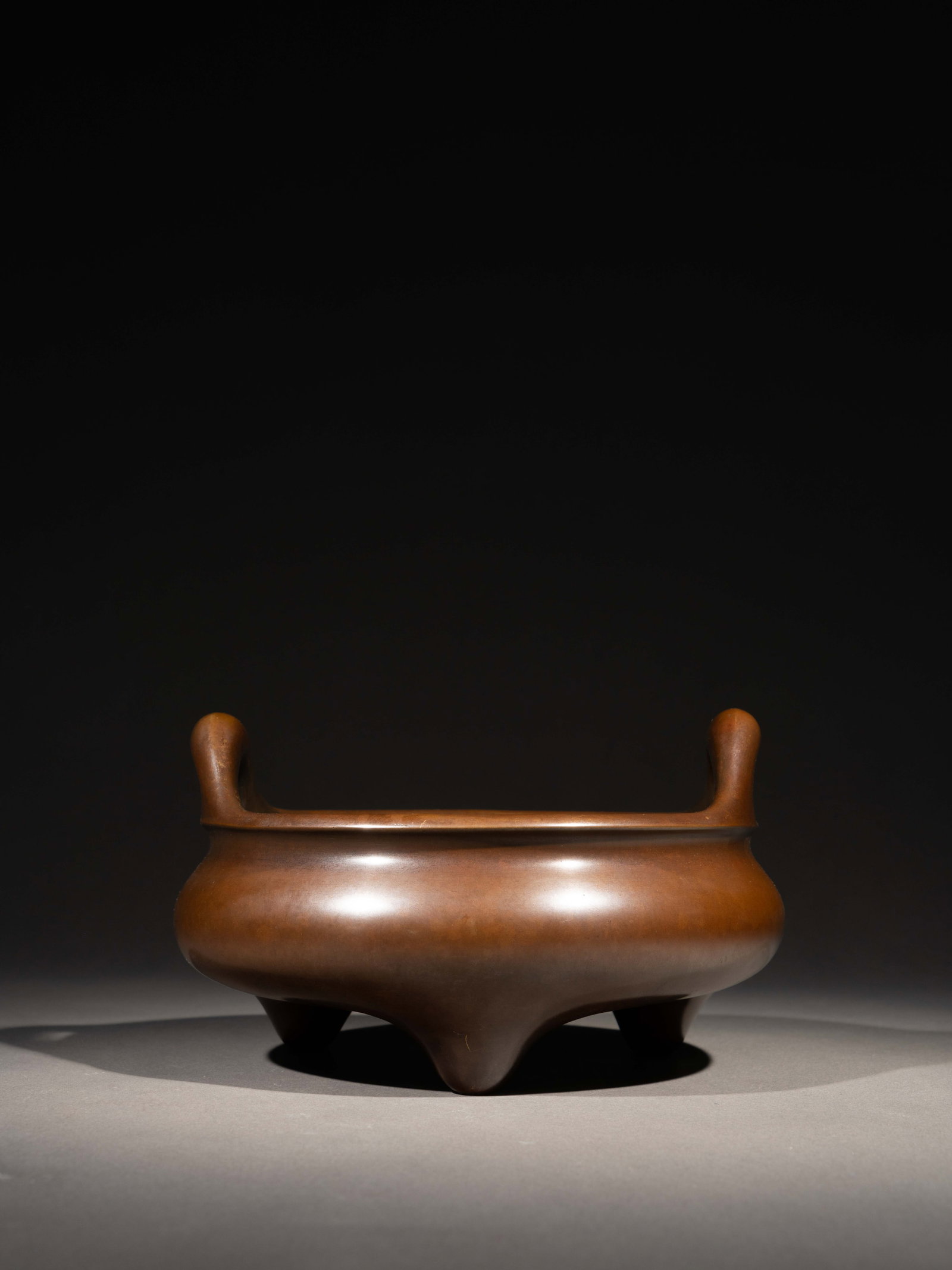 A BRONZE CENSER, YONGBAO MARK: 年代(Age):QING(1644-1911 A.D.) 。尺寸(Size):16 cm Mouth Diameter, 1892 g Weight。款：「永寶」。