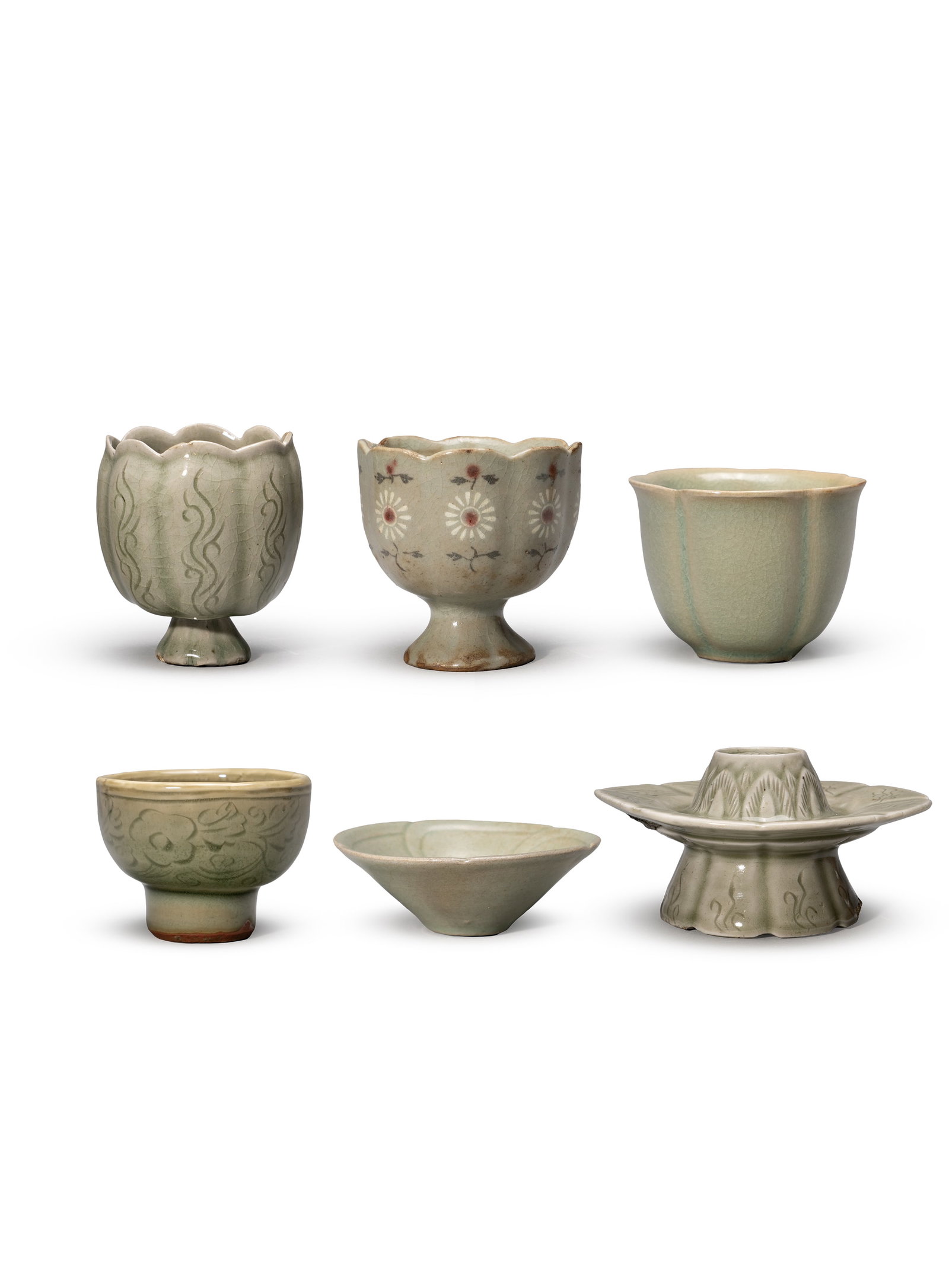 A GROUP OF CELADON-GLAZED CUPS AND CUP STANDS: 年代(Age):15-19TH CENTURY 。尺寸(Size):Various Sizes (11.8 cm Maximum Width)。 參閱：明 龍泉青瓷碗，