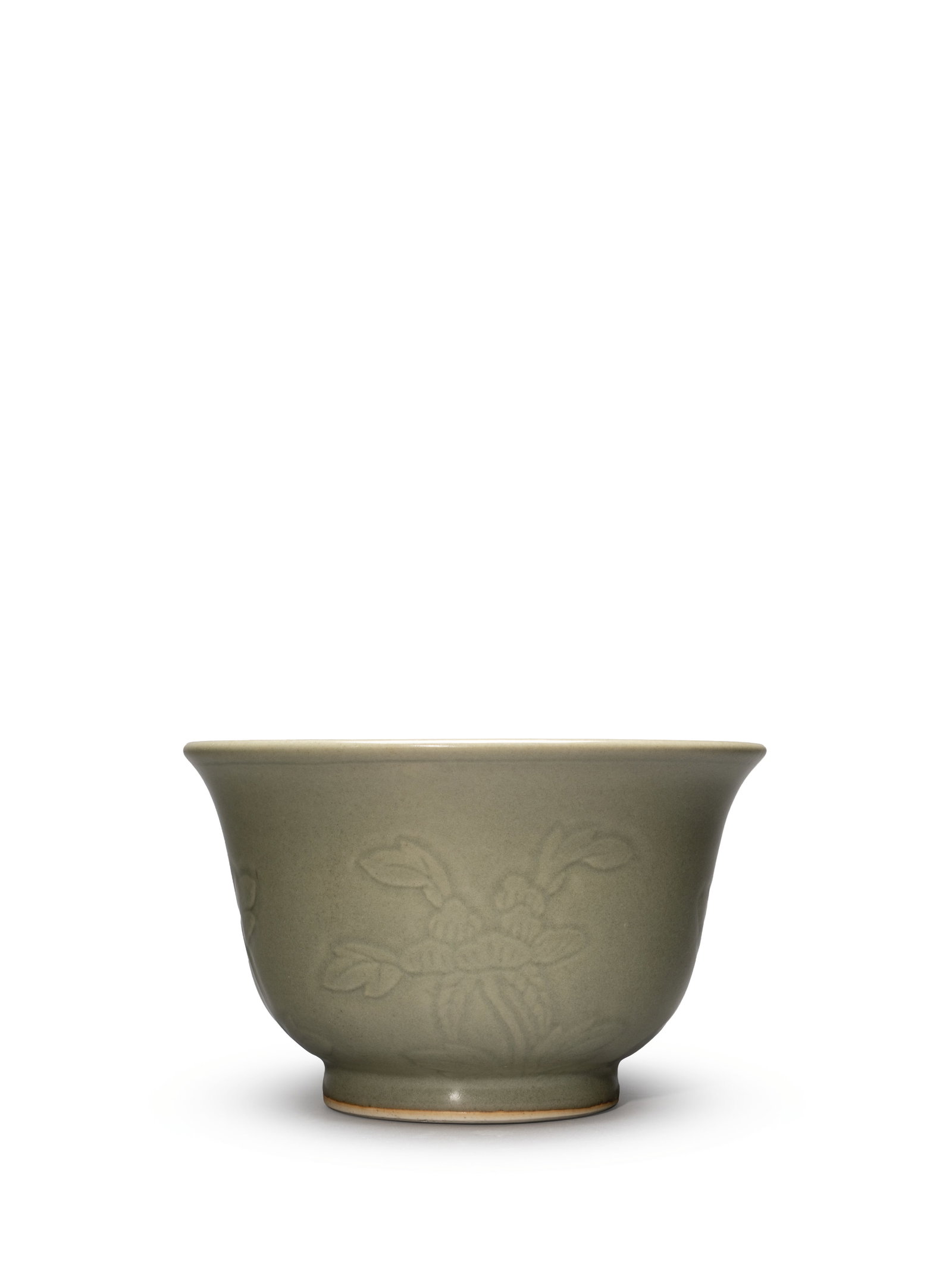 A 'LONGQUAN' CELADON-GLAZED 'FLORAL' BASIN: 年代(Age):MING(1368-1644 A.D.) 。尺寸(Size):24.2 cm Diameter, 15 cm Height。 出版：《鄭和與海洋文化