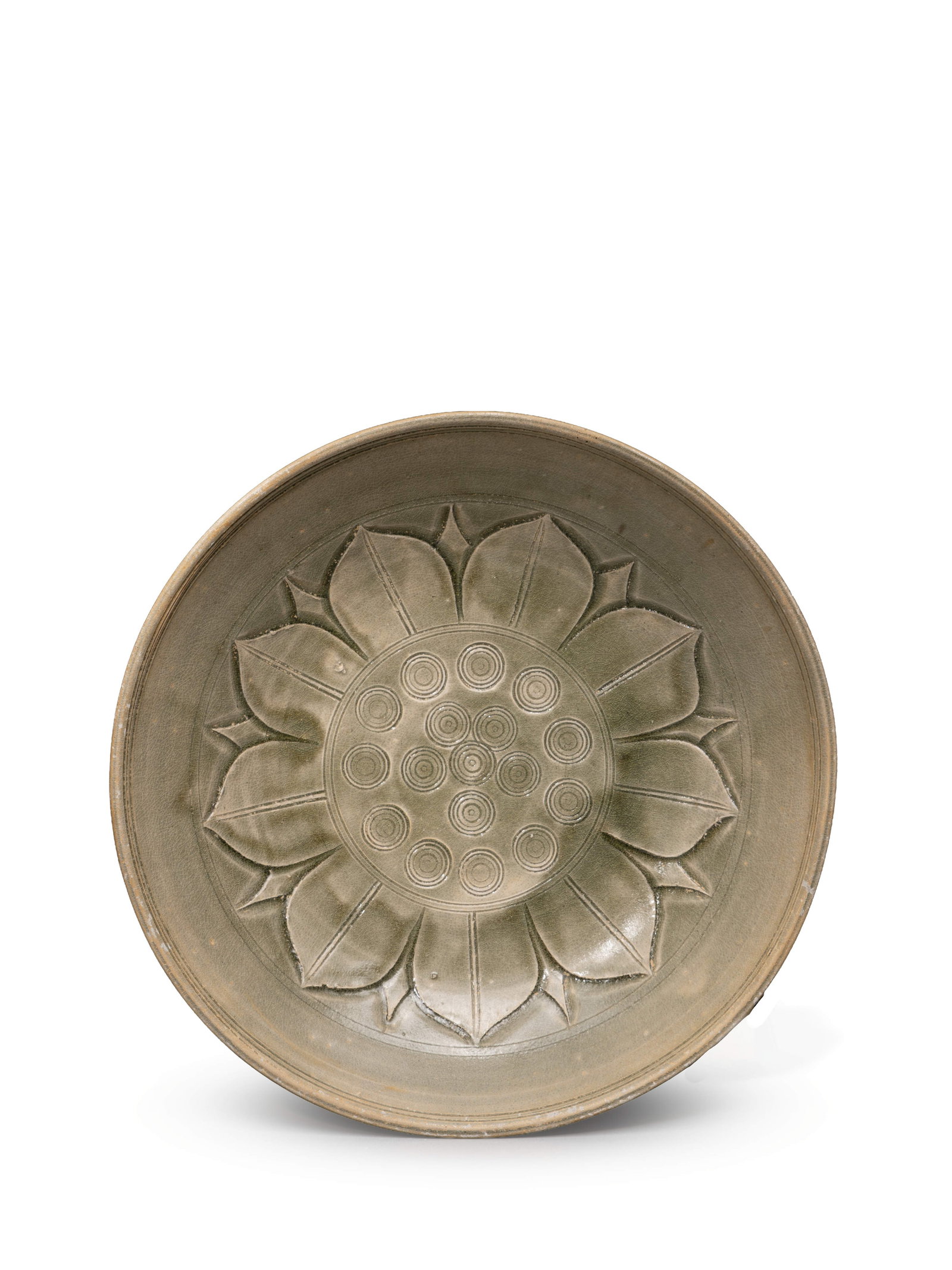 A 'YUEZHOU' CELADON-GLAZED 'LOTUS' DISH: 年代(Age):MING(1368-1644 A.D.) 。尺寸(Size):29.2 cm Diameter。 來源：台灣私人藏家舊藏。