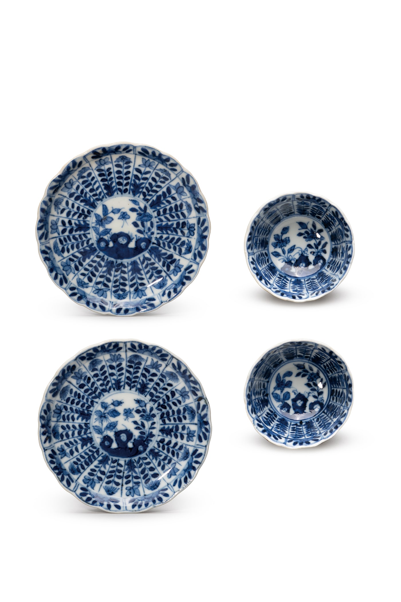 A GROUP OF EXPORT PORCELAIN: 年代(Age):KANGXI PERIOD, QING DYNASTY 。尺寸(Size):Various Sizes (10.5 cm Maximum Width)。盤 款:「康熙年製」；