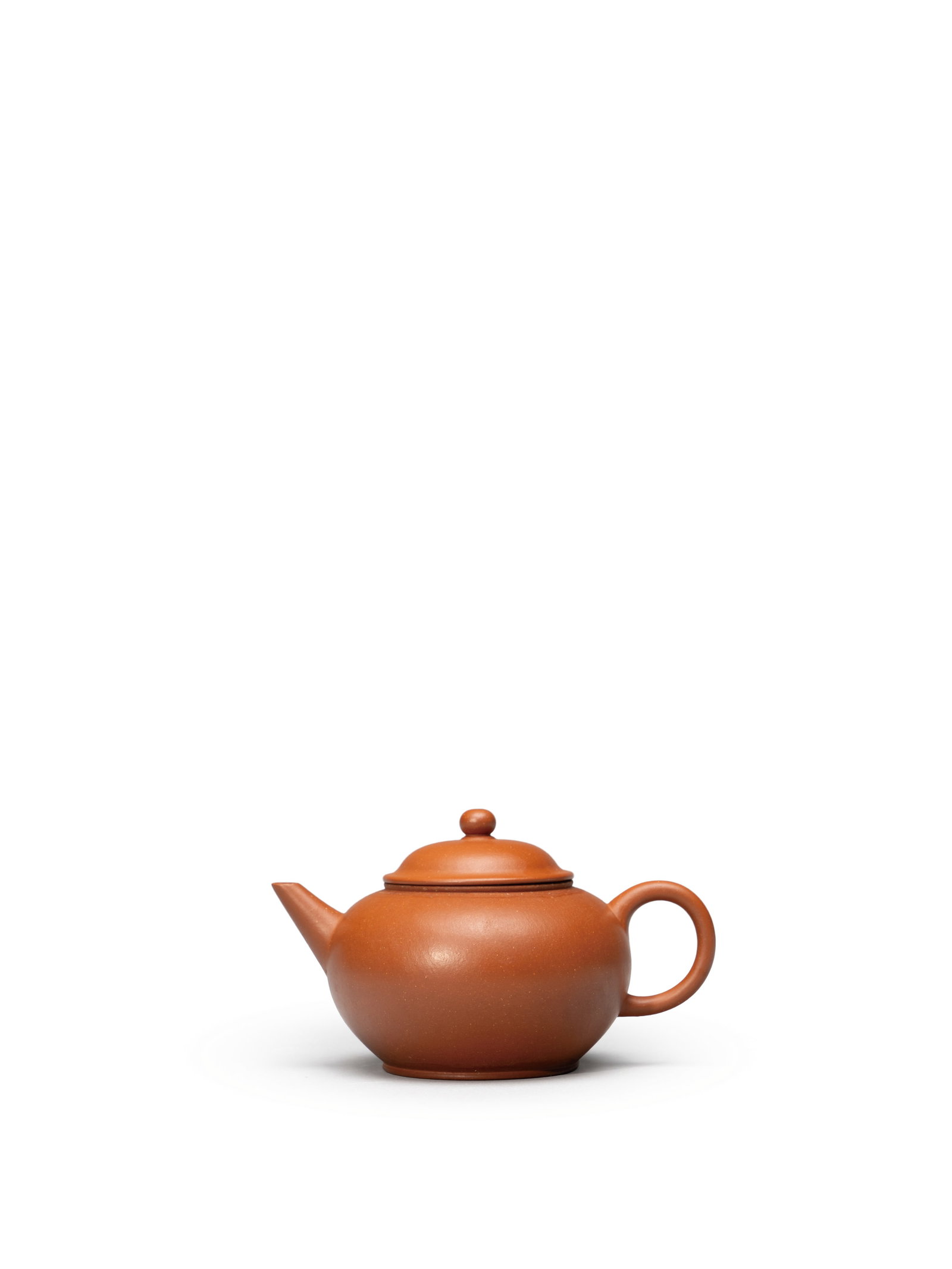 A ZISHA TEAPOT: 年代(Age):20TH CENTURY 。尺寸(Size):80 cc。款：「墨緣齋意堂製」。