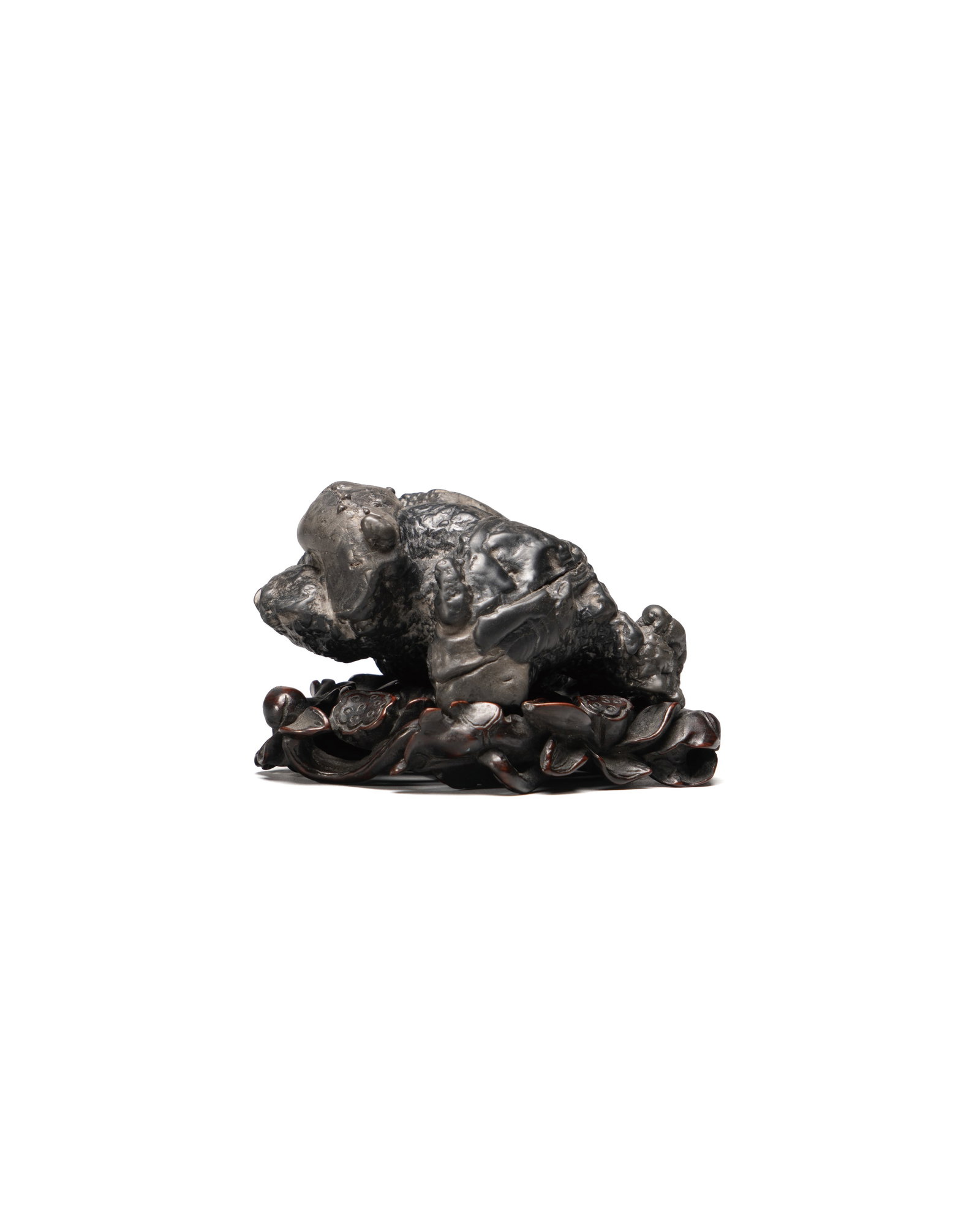A STONE MOUNTAIN BOULDER WITH A ZITAN STAND: 年代(Age):QING OR 20TH CENTURY 。尺寸(Size):(含底座)11 cm Length。