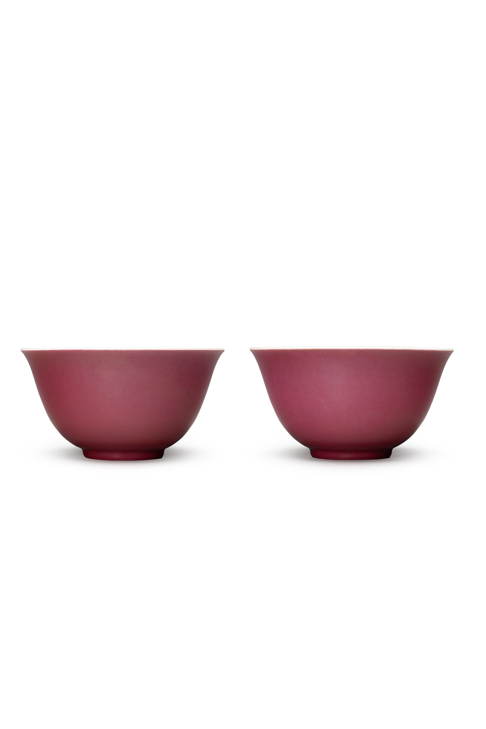 A PAIR OF PINK-ENAMEL CUPS, QIANLONG MARK: 年代(Age):20TH CENTURY 。尺寸(Size):10.4 cm Diameter, 5.6 cm Height (each)。款 :「乾隆年製」/「乾隆ñ
