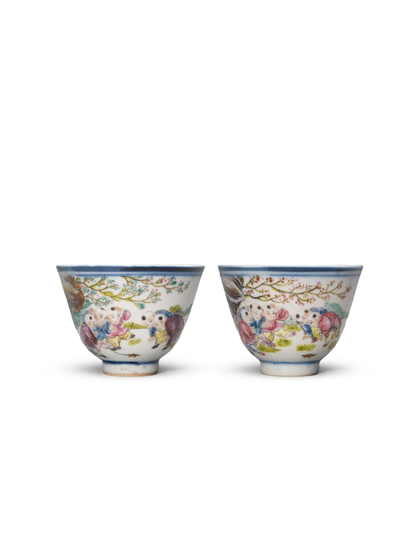 A PAIR OF BLUE AND WHITE AND FAMILLE-ROSE CUPS: 年代(Age):19-20TH CENTURY 。尺寸(Size):6.8 cm Diameter / 6.9 cm Diameter。