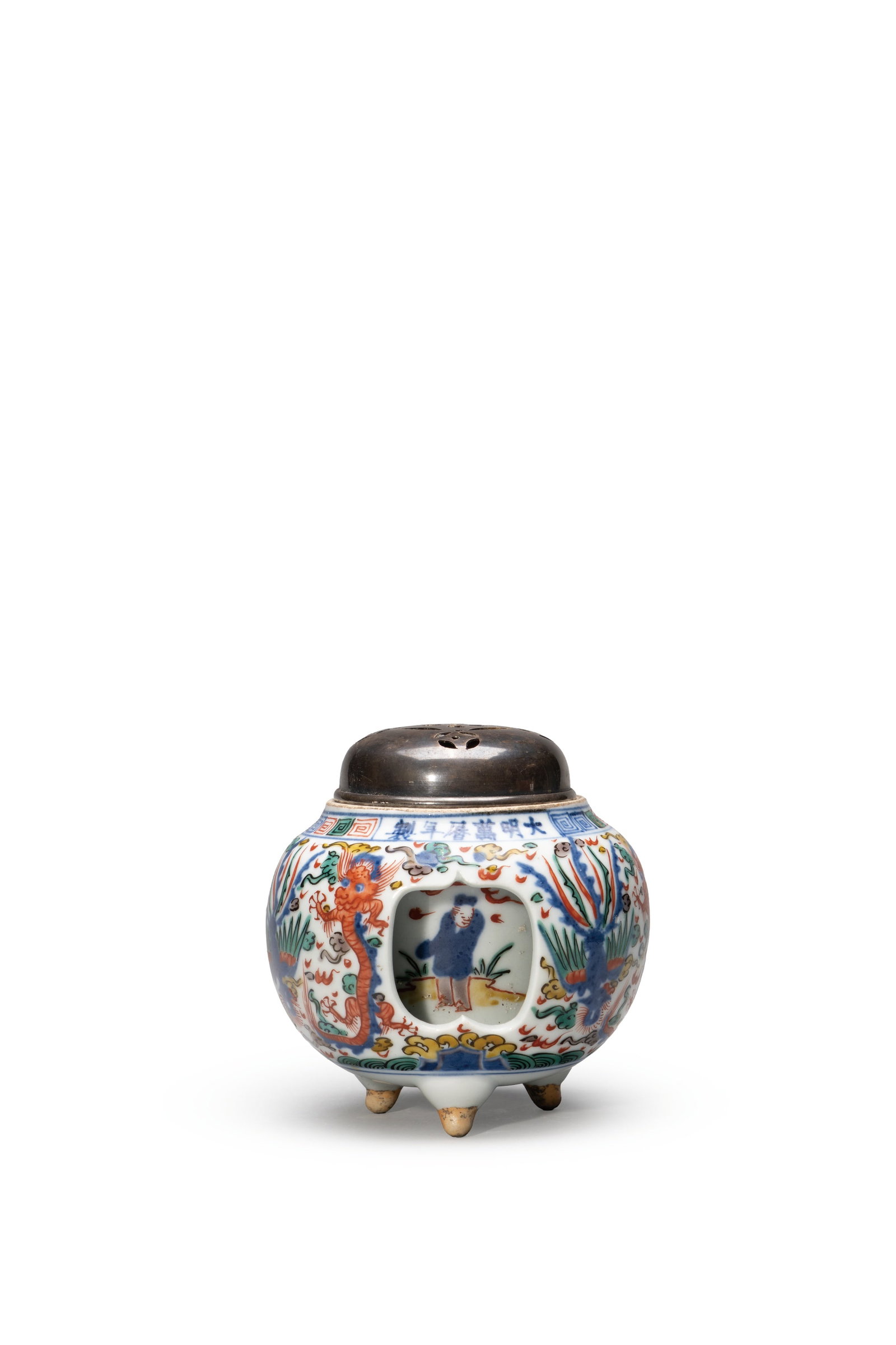 A WUCAI 'DRAGON AND PHOENIX' TRIPOD CENSER: 年代(Age):WANLI PERIOD, MING DYNASTY 。尺寸(Size):8.6 cm Height。 來源：台灣私人藏家舊藏。