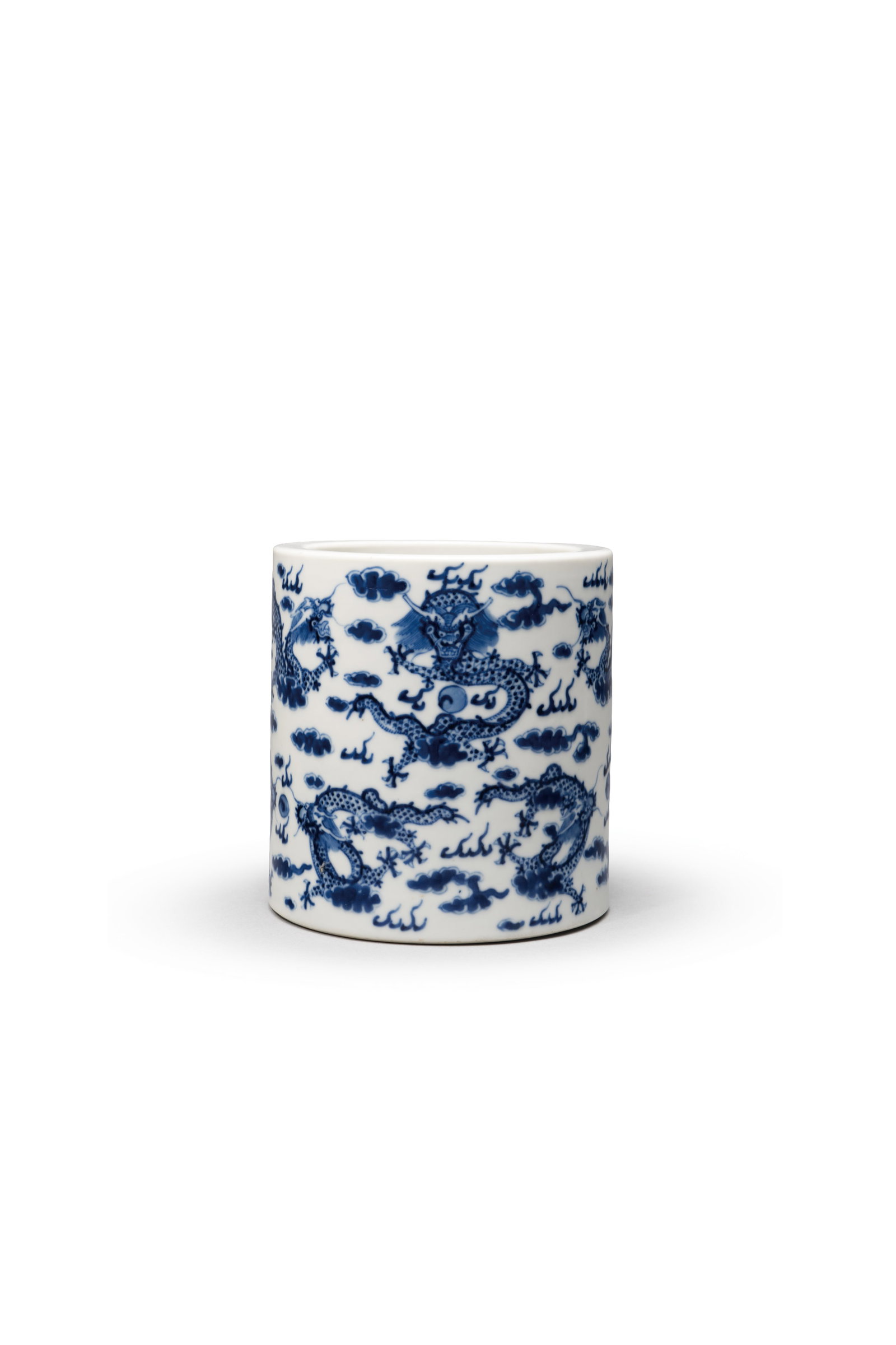 A BLUE AND WHITE 'DRAGON' BRUSHPOT: 年代(Age):QING(1644-1911 A.D.) 。尺寸(Size):12.8 cm Diameter, 13.4 cm Height。款：「宣德年製」。