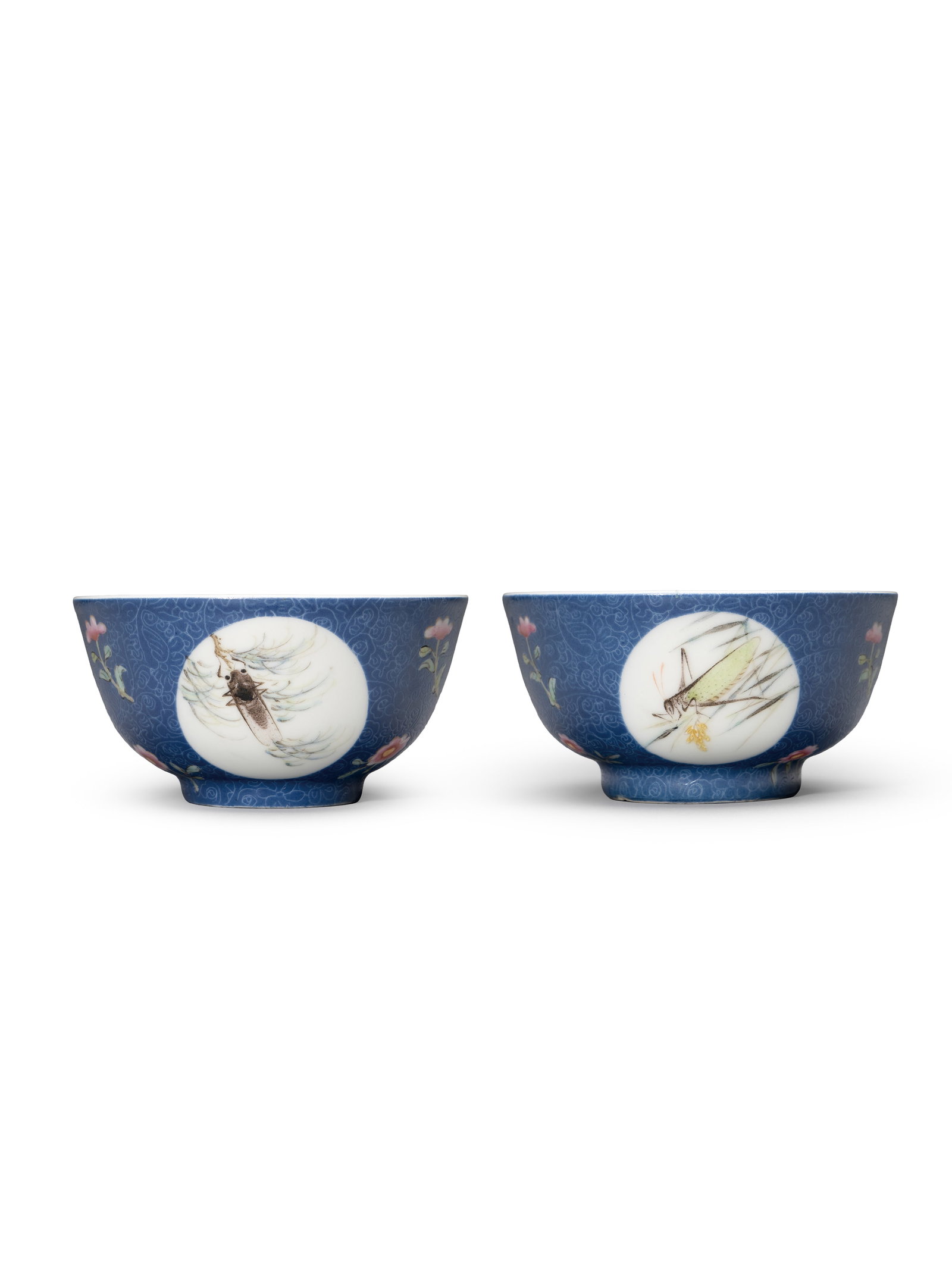 A PAIR OF BLUE-GROUND SGRAFFIATO BOWLS, MARK OF XUANTONG: 年代(Age):XUANTONG PERIOD, QING DYNASTY 。尺寸(Size):10 cm Diameter, 5 cm Height (each)。款：「大清宣統年製