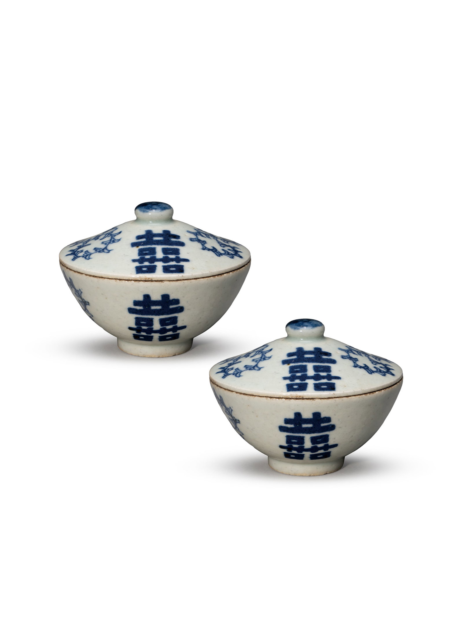 A PAIR OF BLUE AND WHITE BOWLS (1 of 8)