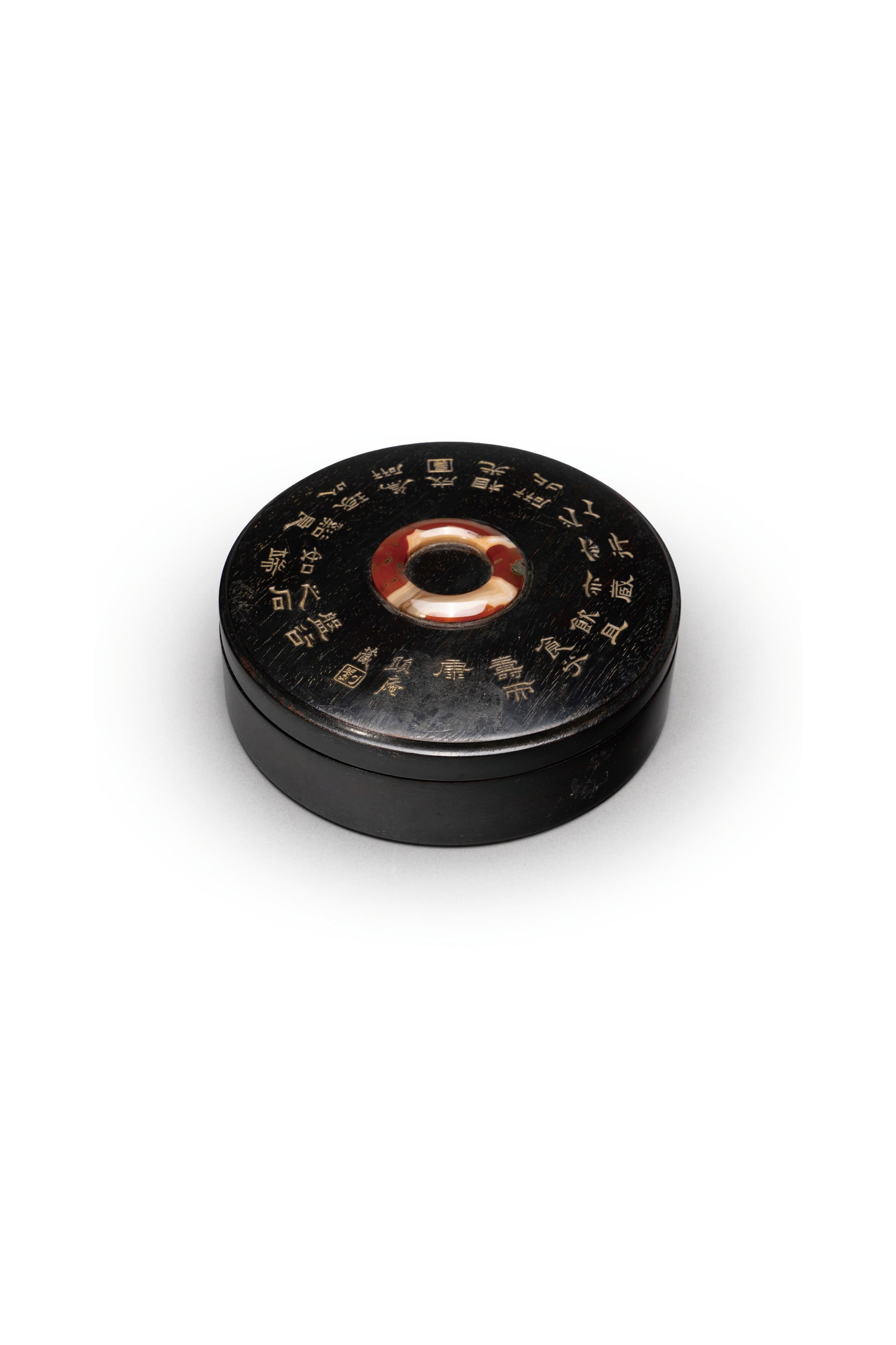 AN IMPERIALLY INSCRIBED ??RABBIT? CIRCULAR INKSTONE AND AN AGATE-INLAID ZITAN BOX: 年代(Age):QING(1644-1911 A.D.) 。尺寸(Size):15.9 cm Diameter。 參閱：清乾隆 歙石仿宋玉兔