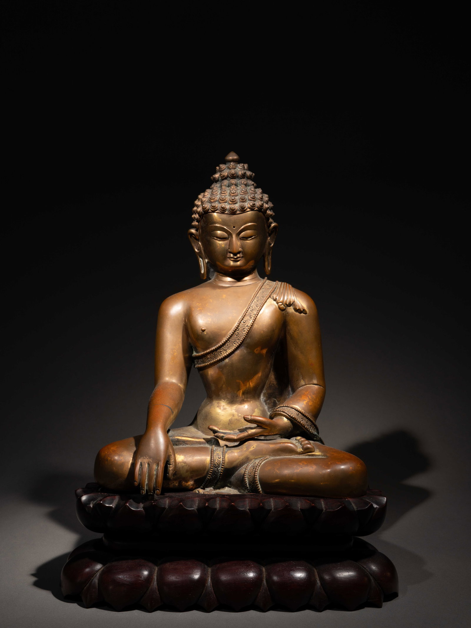 A GILT-LACQUERED BRONZE FIGURE OF SEATED BUDDHA: 年代(Age):QING(1644-1911 A.D.) 。尺寸(Size):33.1 cm Height。 來源：台灣資深藏家舊藏。