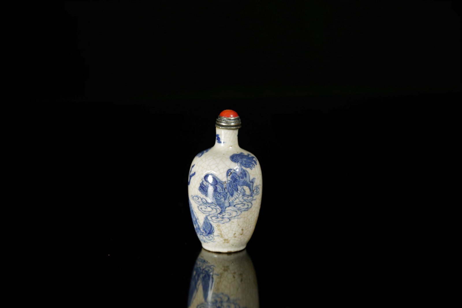 A blue nd white twin lions snuff bottle: A blue nd white twin lions snuff bottle. Mark of YongZheng. Chinese, Qing dynasty Size:7.5cmx4cmï¼ˆ1in=2.54cmï¼‰