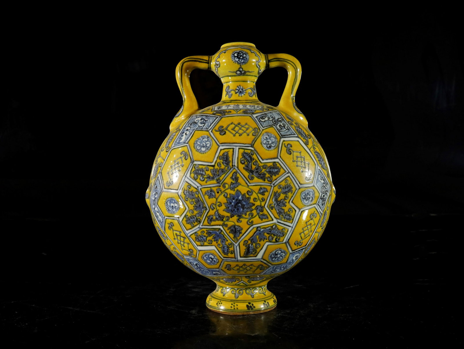 A yellow-ground 'flower' double-gourd vase: A yellow-ground 'flower' double-gourd vase Chinese Ming dynasty Mark of XuanDe size: 22.5cmx14cmx29.5cm