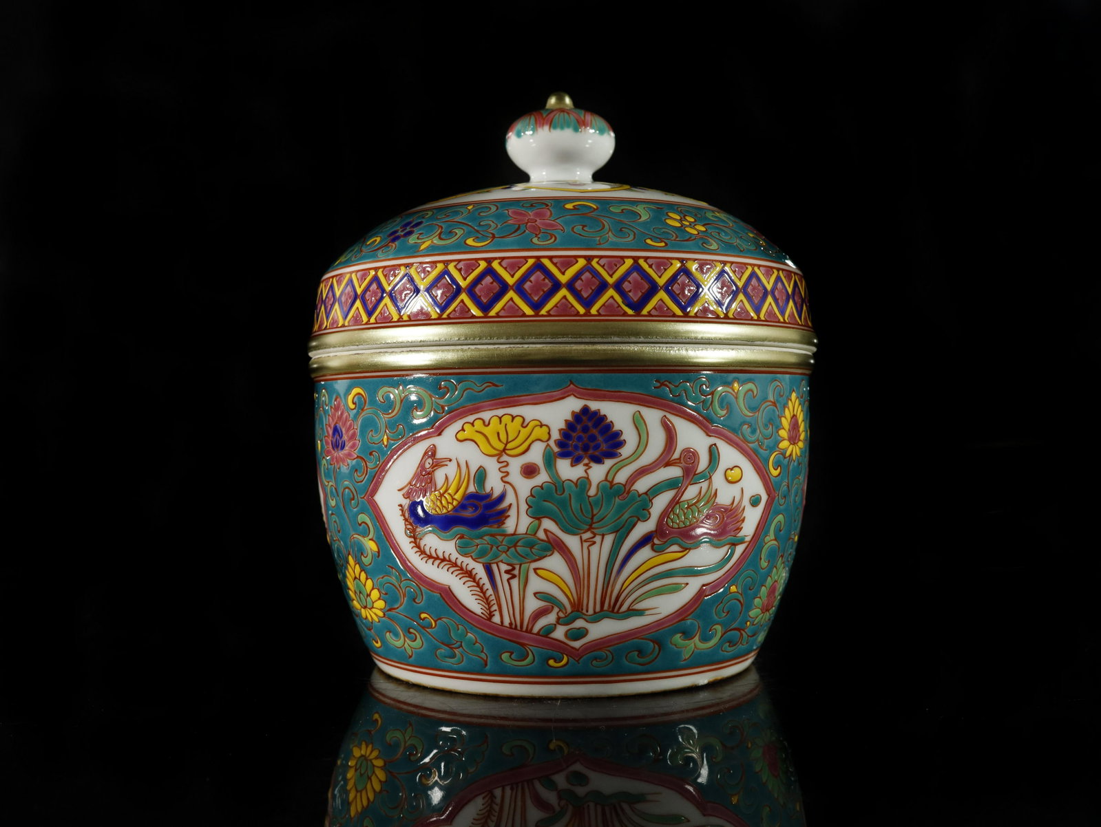 A wucai with cover 'flower and mandarin duck' jar: A wucai with cover 'flower and mandarin duck' jar Chinese Ming Dynasty Mark of XuanDe Size:16cmx19cm