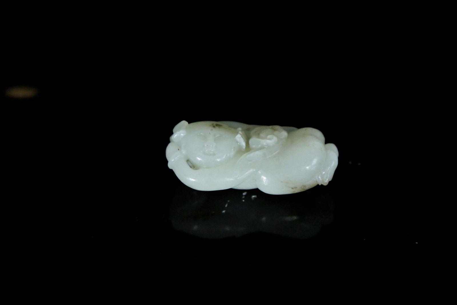 A white jade maid: A white jade maid Chinese Ming dynasty Size:6cmX3cm(1in=2.54cmï¼‰