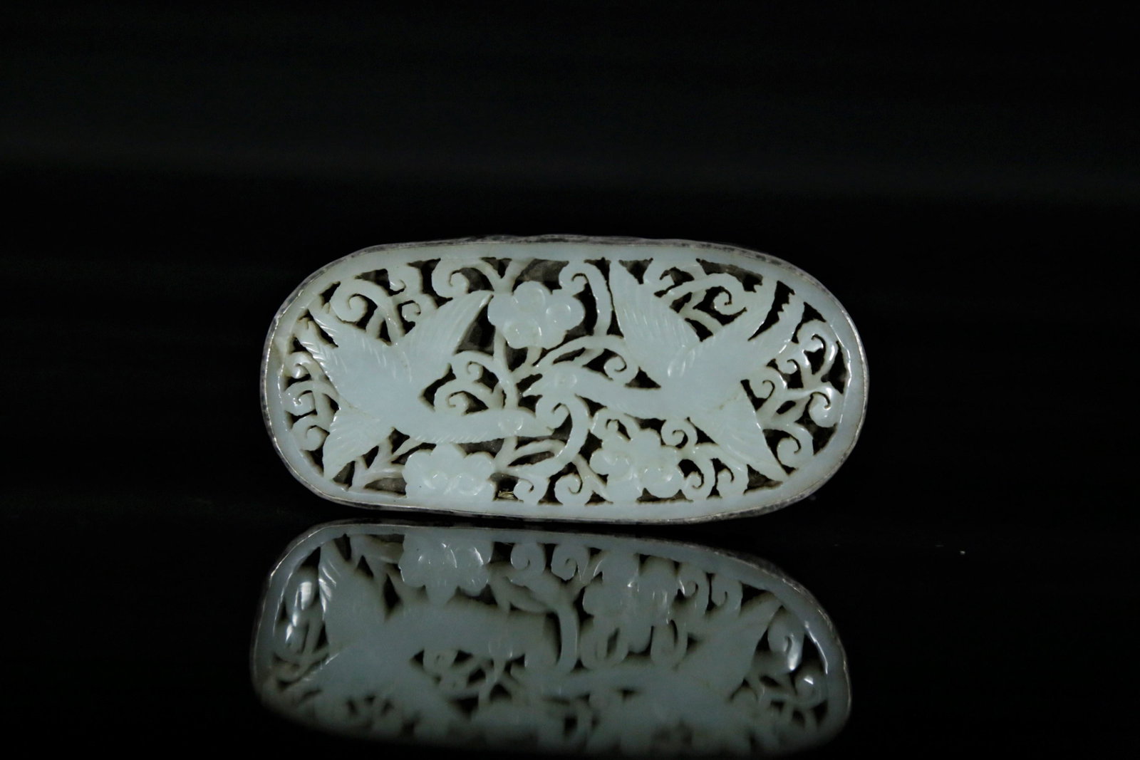 A white jade belt buckle: A white jade belt buckle Chinese Ming dynasty Size:8.5cmX4cm(1in=2.54cmï¼‰