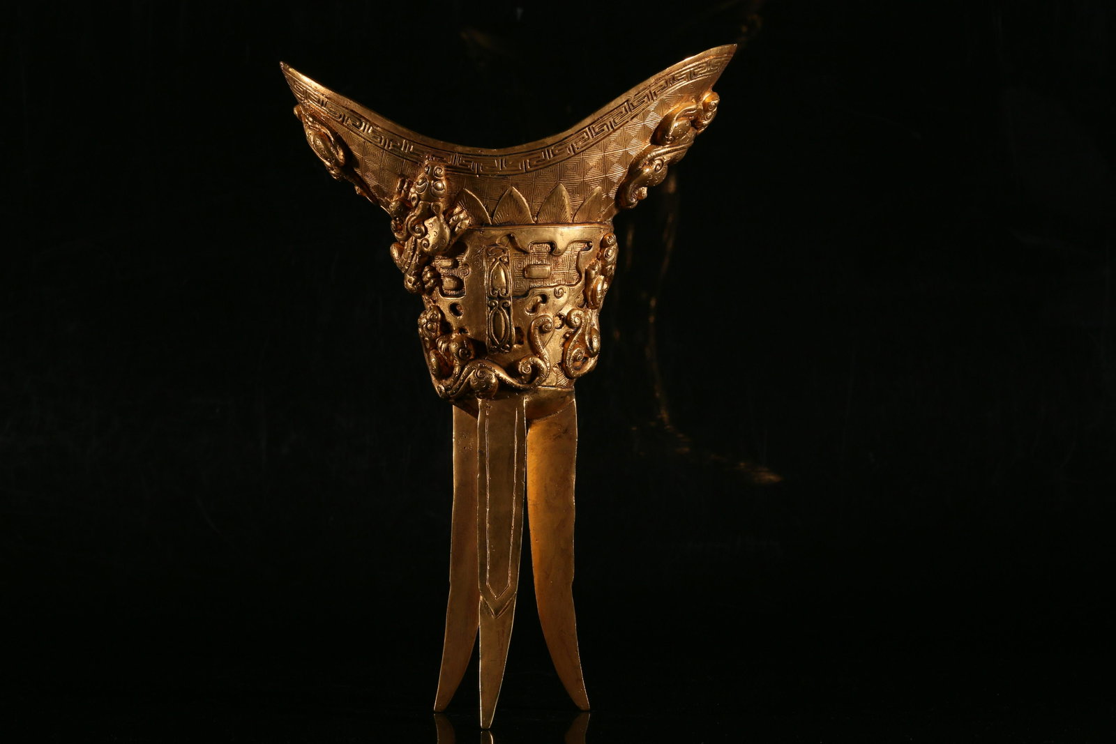 A magnificent gilt-bronze 'chi-dragon' goblet: A magnificent gilt-bronze 'chi-dragon' goblet Chinese Qing Dynasty Size:20.2cmx9cmx31cm