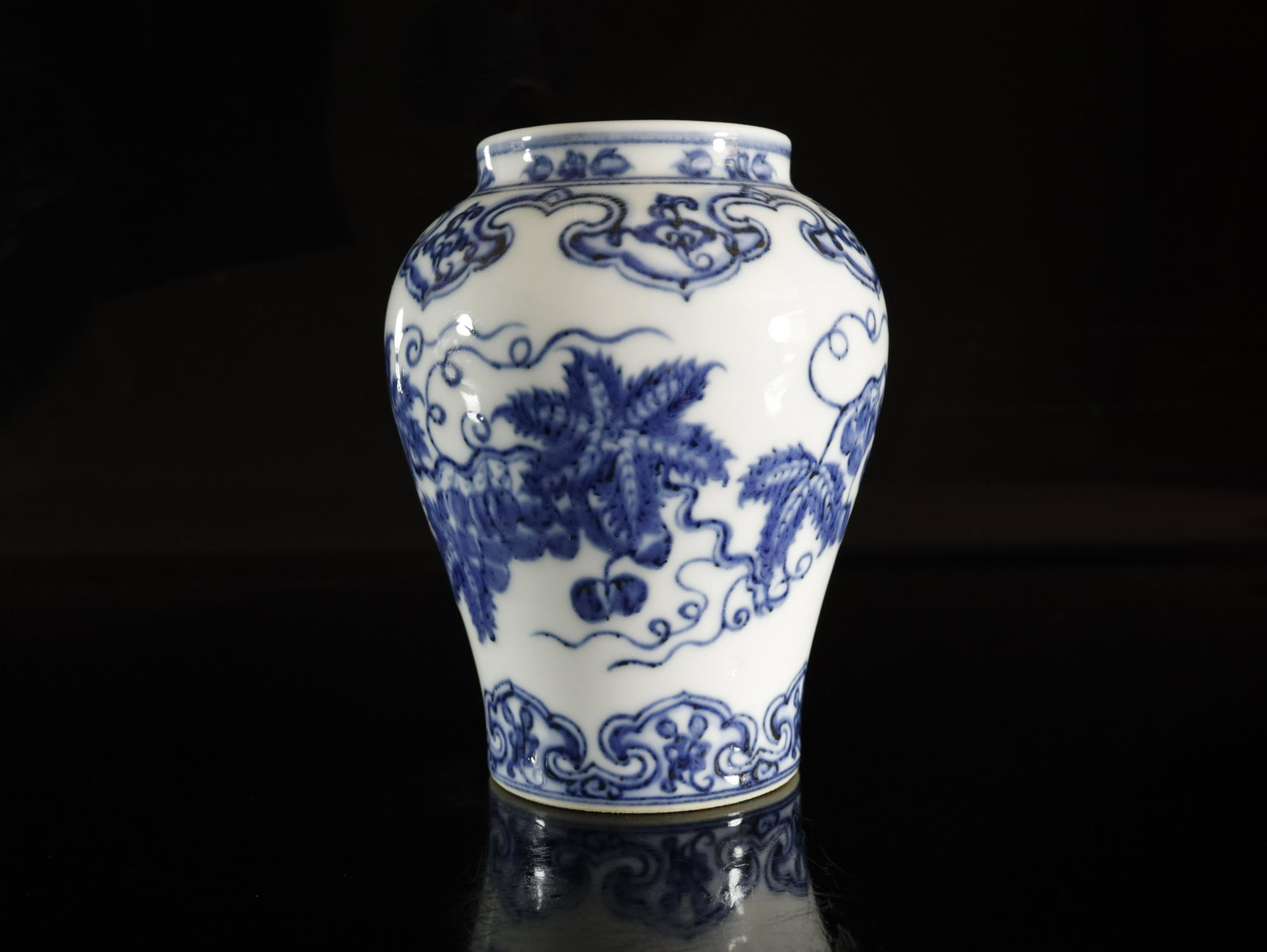 An Exceptional and Rare Blue and White Grape Pattern: An Exceptional and Rare Blue and White Grape Pattern JarChinese Ming Dynasty Mark and Period of Xuande (1426-1435) Sizeï¼š11.5cmx14.5cm