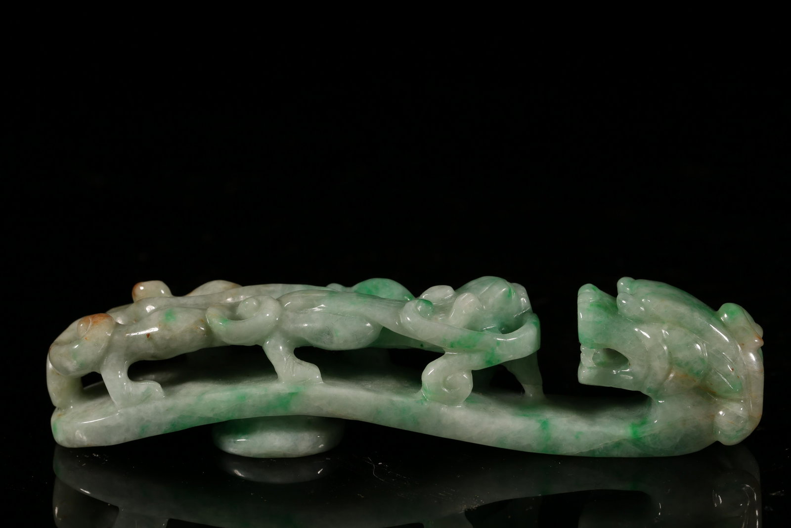 A Rare and Fine Jadeite: A Rare and Fine JadeiteChinese Qing Dynasty Mark and Period of Qianlong (1736-1795) Size: 9.8cmX1.7cmX2cm