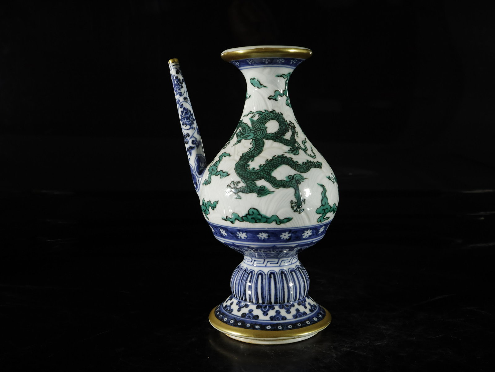 A Blue and White 'Dragon' Pot: A Blue and White 'Dragon' Pot Chinese Ming Dynasty Mark of Xuande Size:12cmx23cm