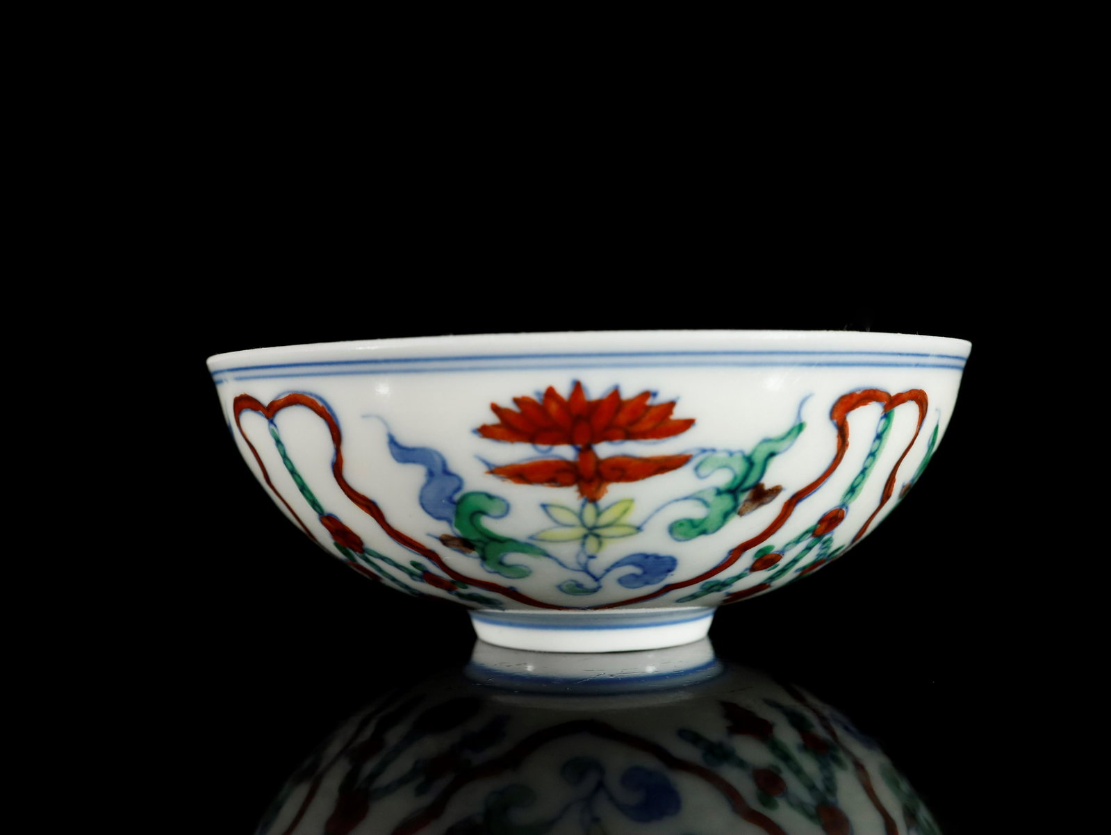 A Rare and Exquisite Doucai 'Flower' Dish: A Rare and Exquisite Doucai 'Flower' Dish Chinese Ming Dynasty Mark of Chenghua Six-character and of the Period(1465-1487) Size:9.5cmx3.5cm
