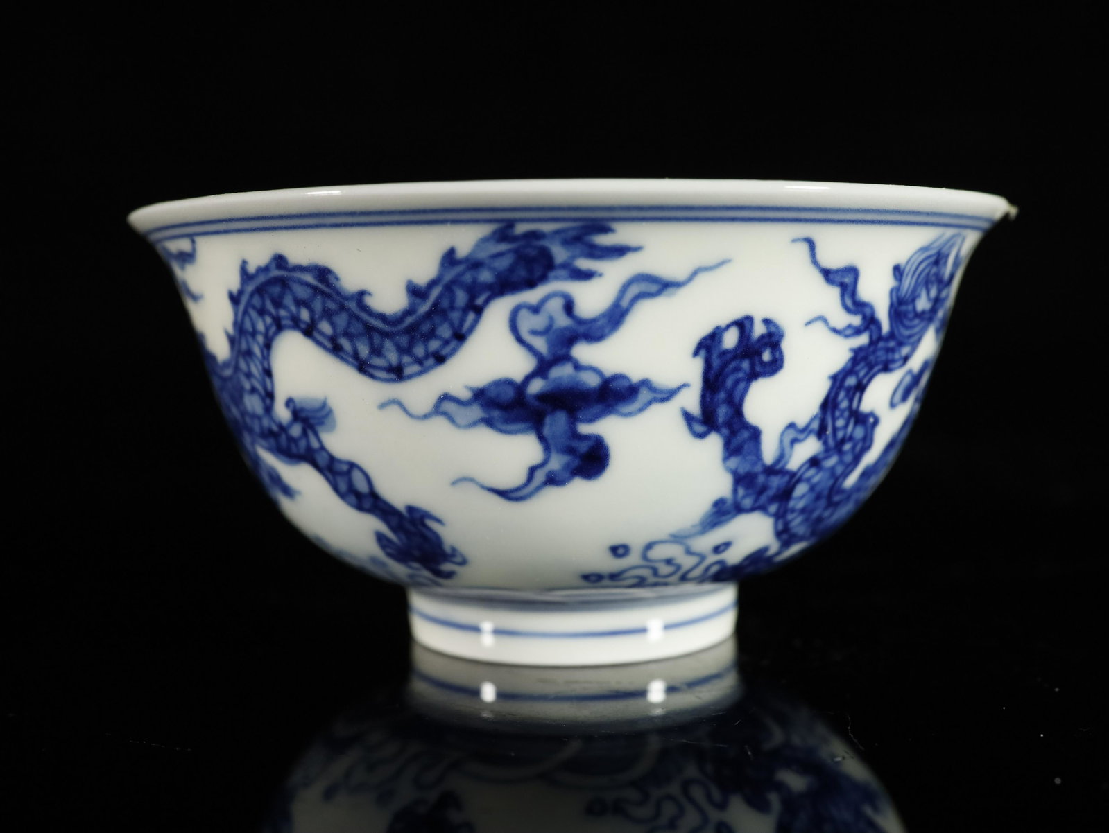 A Rare and Exquisite Blue and White 'Dragon' Cup: A Rare and Exquisite Blue and White 'Dragon' Cup Chinese Ming Dynasty Mark of Chenghua Six-character and of the Period(1465-1487) Size:8.5cmx4.2cm
