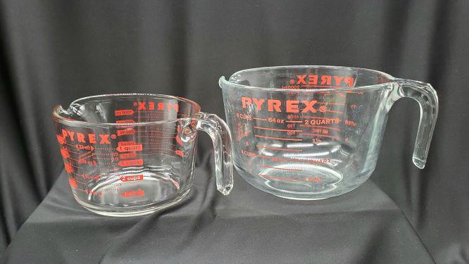 Two Pyrex Measure Cups 4 & 8 Cups: Two Pyrex Measure Cups 4 & 8 Cups