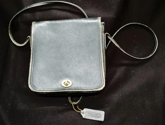 Ladies Coach Handbag: Ladies Classic Black Leather Coach Handbag. Shoulder strap with Front Flap Closure.