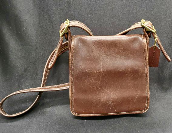 Classic Brown Leather Coach Handbag: Classic Ladies Brown Leather Coach Shoulder bag. This Iconic design is a must have in Brown and Black! Adustable shoulder strap,