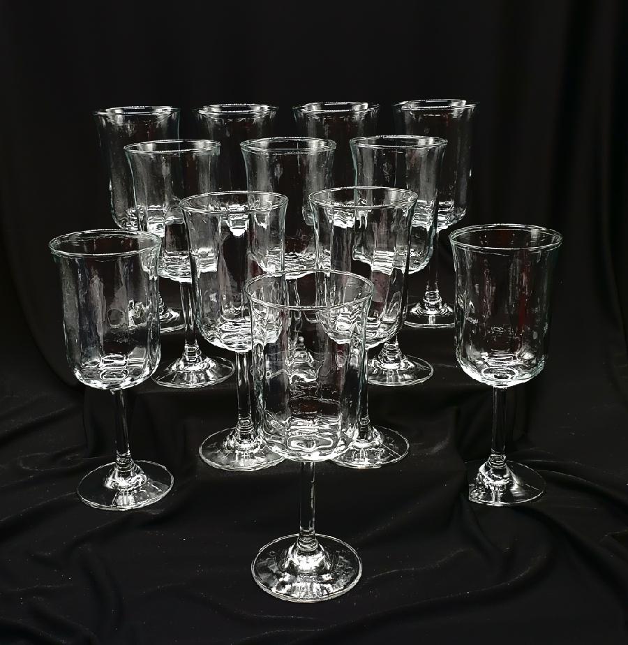 Dozen Crystral Wine Glasses: Dozen Crystral Wine Glasses