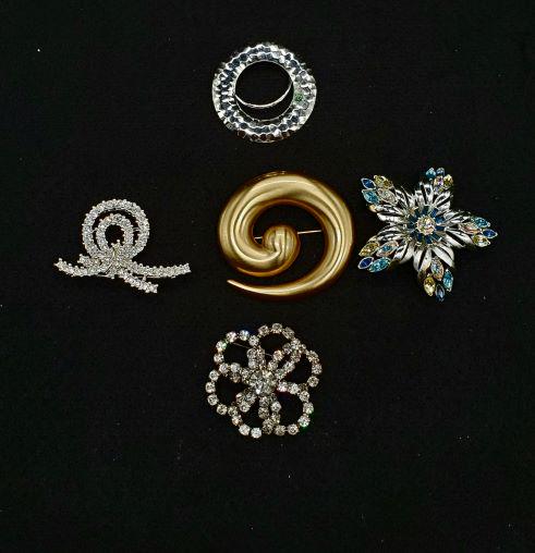 Collection of Broaches/Pins: Collection of Vintage Broaches Collar Tar Clips including Monet, Jerry Lou designs, Napper & others