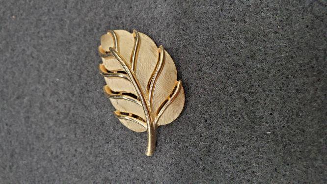 Trifari Gold Leaf Broach: Trifari Gold Leaf Broach