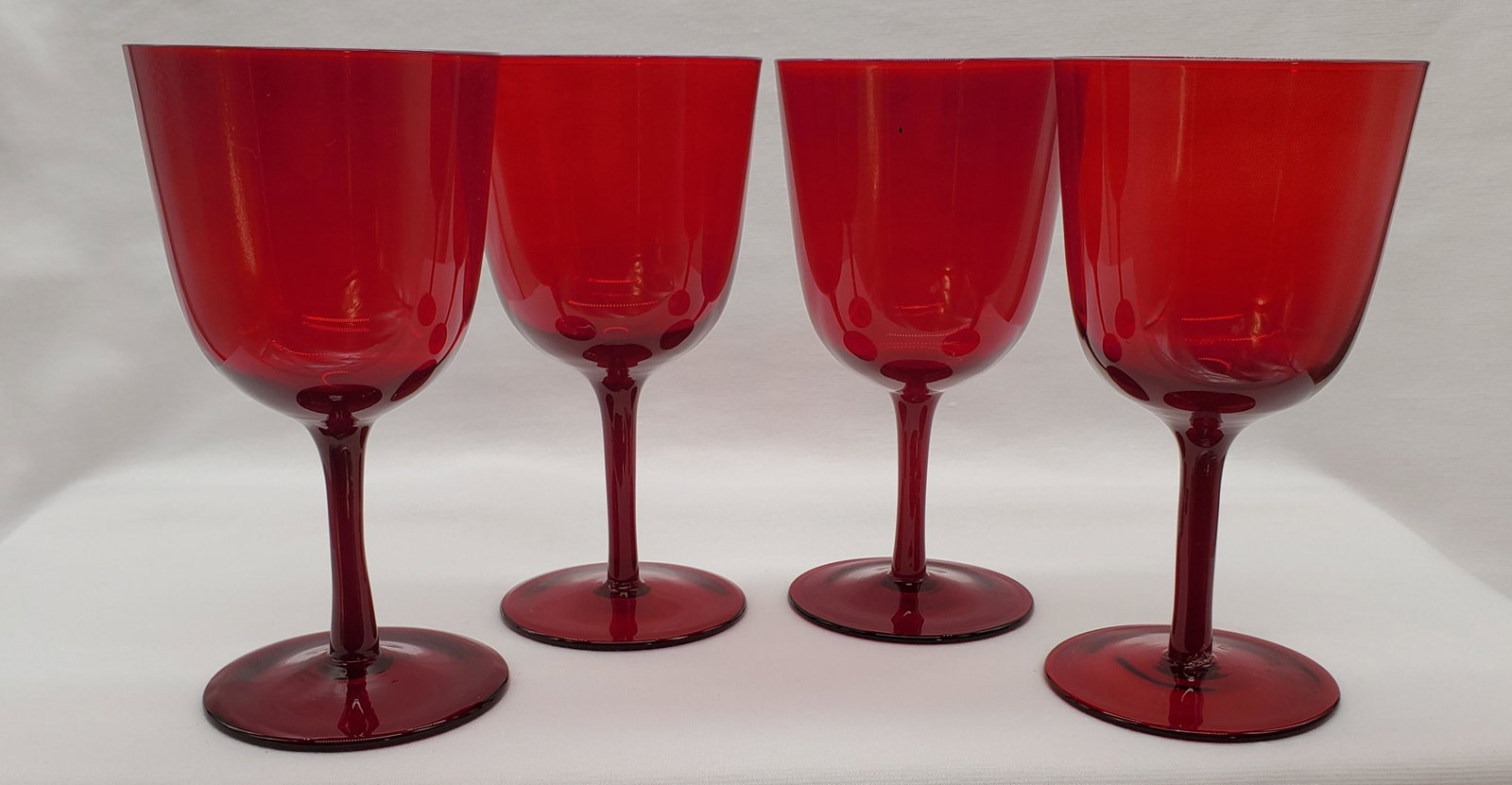 Red Wine Glasses: Pair of Red Wine Glasses no cracks or chips