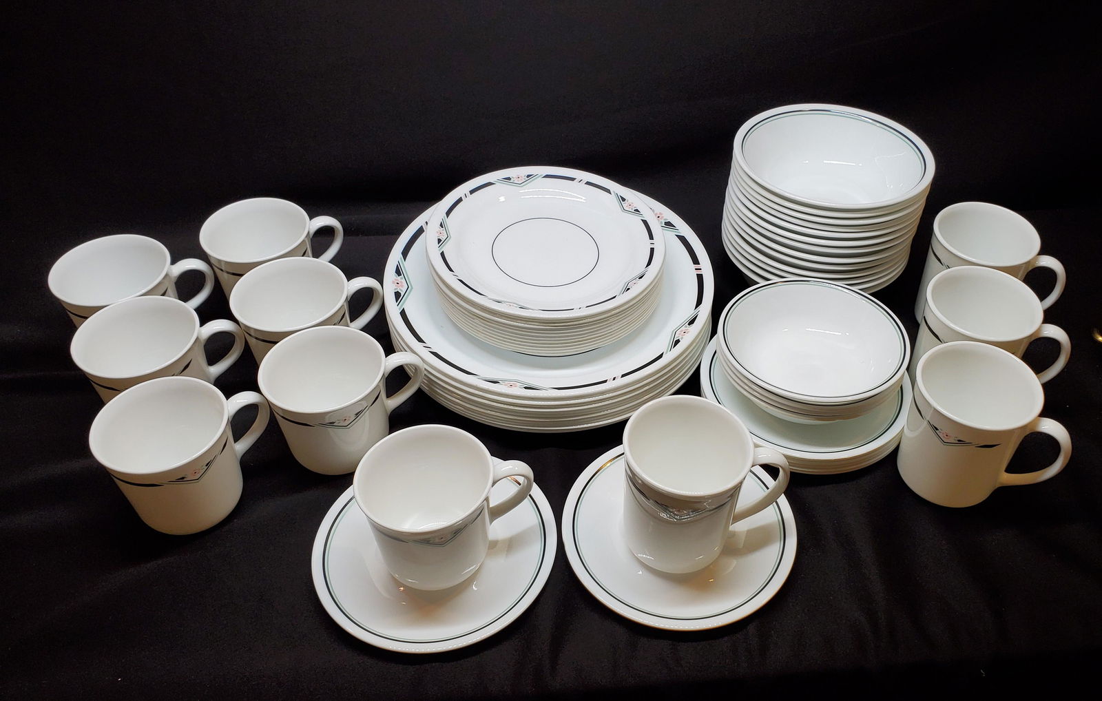 Zenith Corelle Dinner Table set for 12: Zenith Corelle Dinner Table Set for 12, 12 - 10 in Dinner Plates, 12 - 7 in Salad Plates, 12 - Bowls, 12 - Mugs & Saucers
