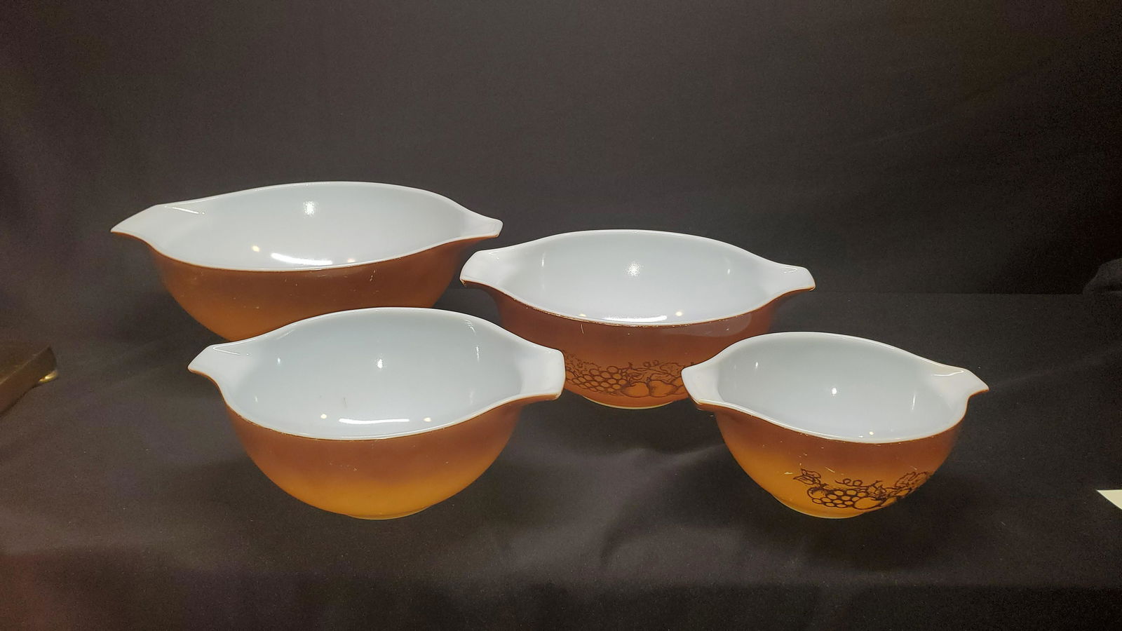 Vintage Pyrex Casserole bowl set: Vintage Pyrex casserole nesting bowls, with fruit print