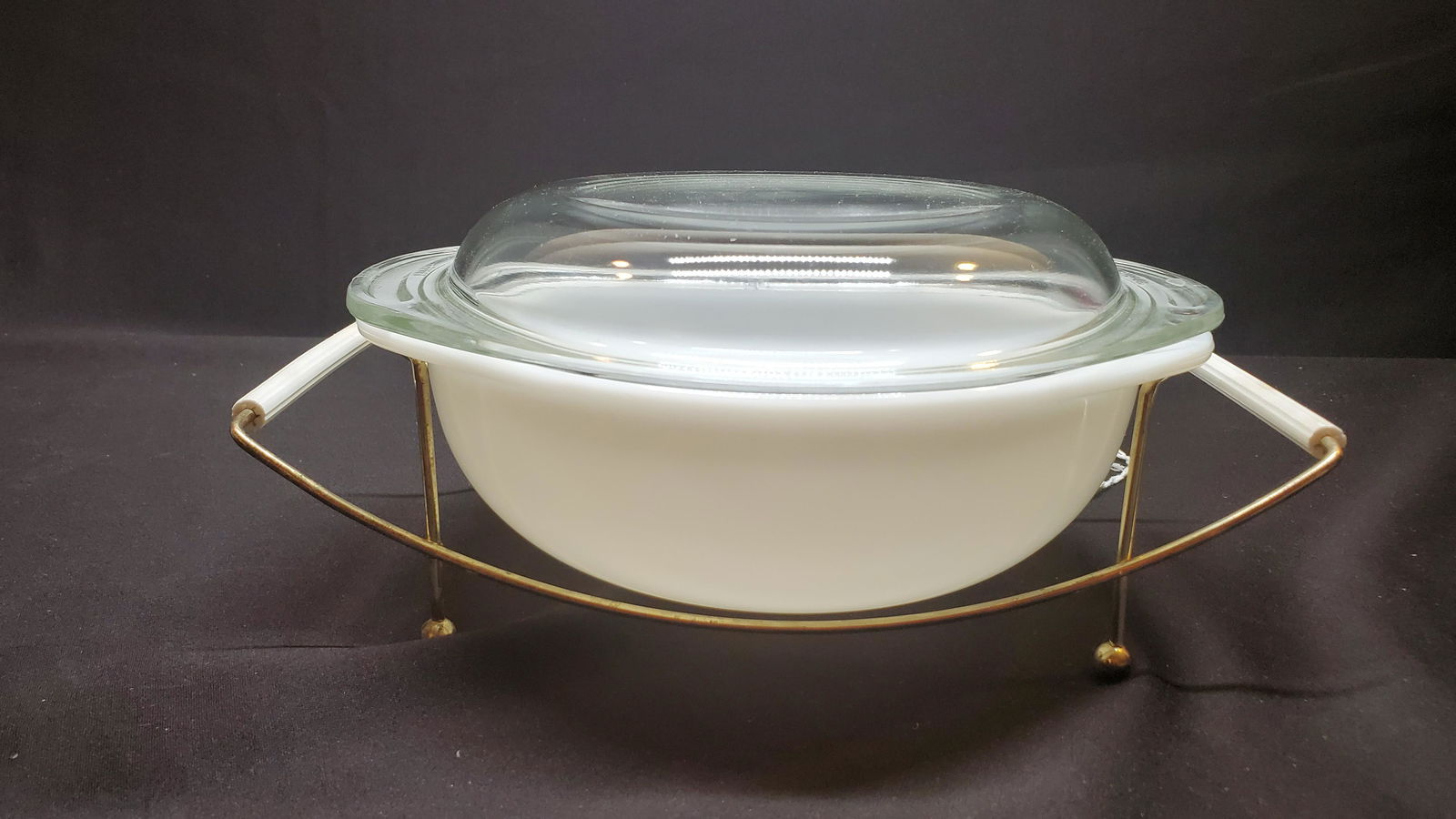 Vintage Pyrex Ovenware: Vintage Pyrex Ovenware, w/ Lid, w/ steal holder, 1.5qt