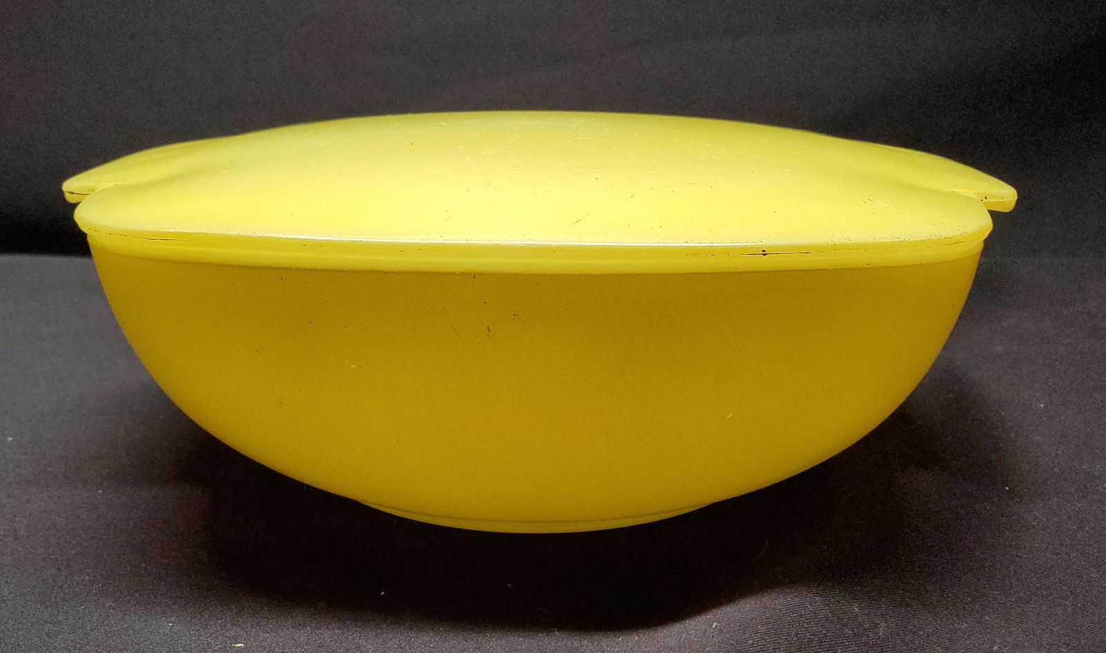Vintage Pyrex Primary Yellow Casserole Dish with lid: Vintage Pyrex Primary Yellow Casserole Dish w/ Lid