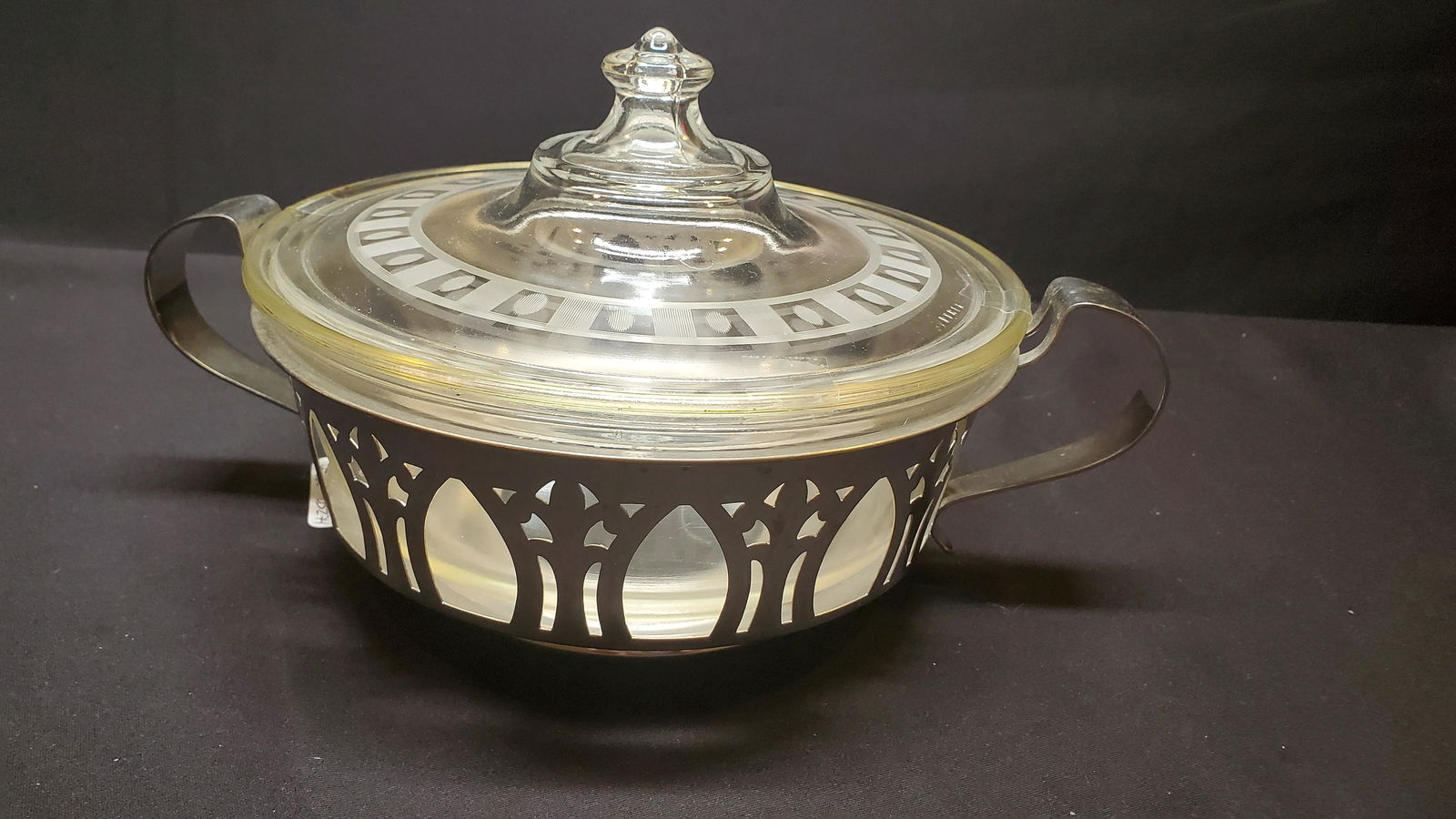 Vintage Pyrex Glass Bowl w/ lid: Vintage Pyrex Glass Bowl w/ Frosted cut lid in silver casserole holder