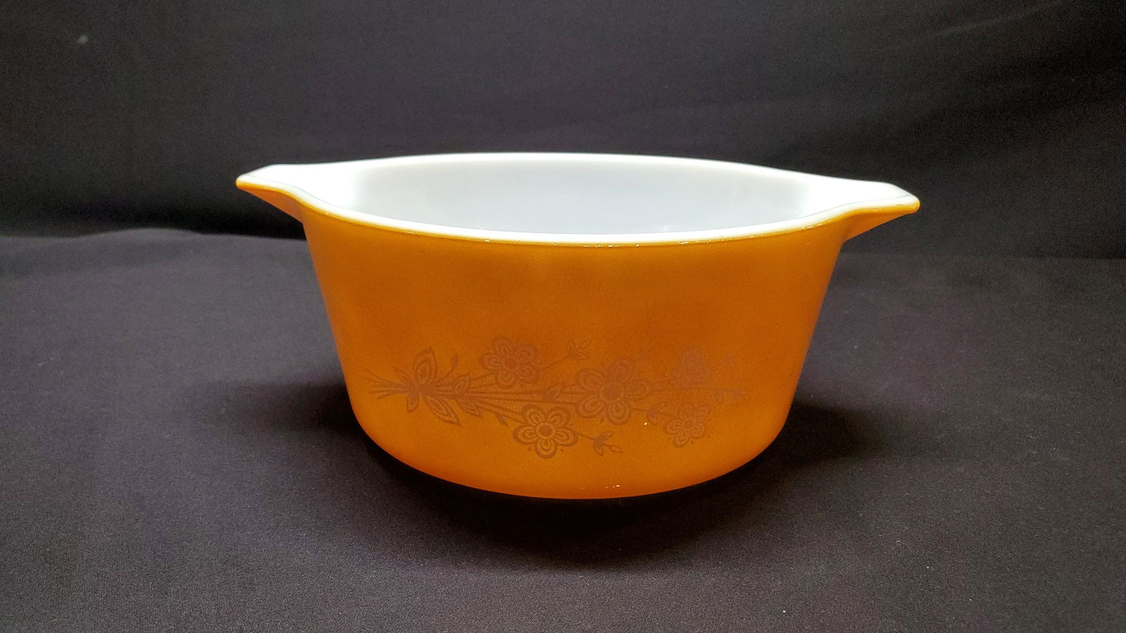 Vintage Pyrex casserole dish with handles: Vintage Pyrex casserole dish with handles, flower and butterfly print