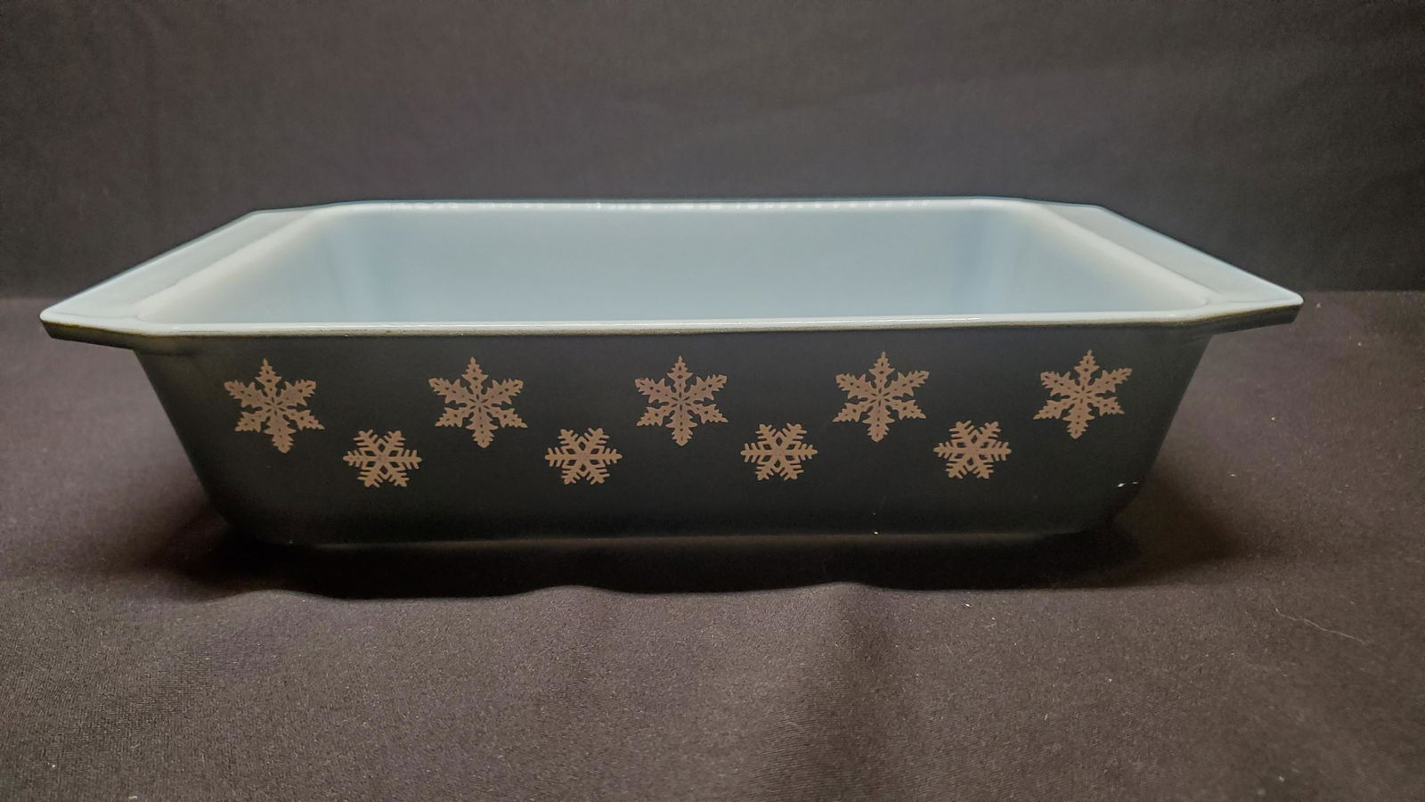 Rare Vintage Pyrex Casserole Dish: Rare Vintage Pyrex Casserole dish w/ snowflakes