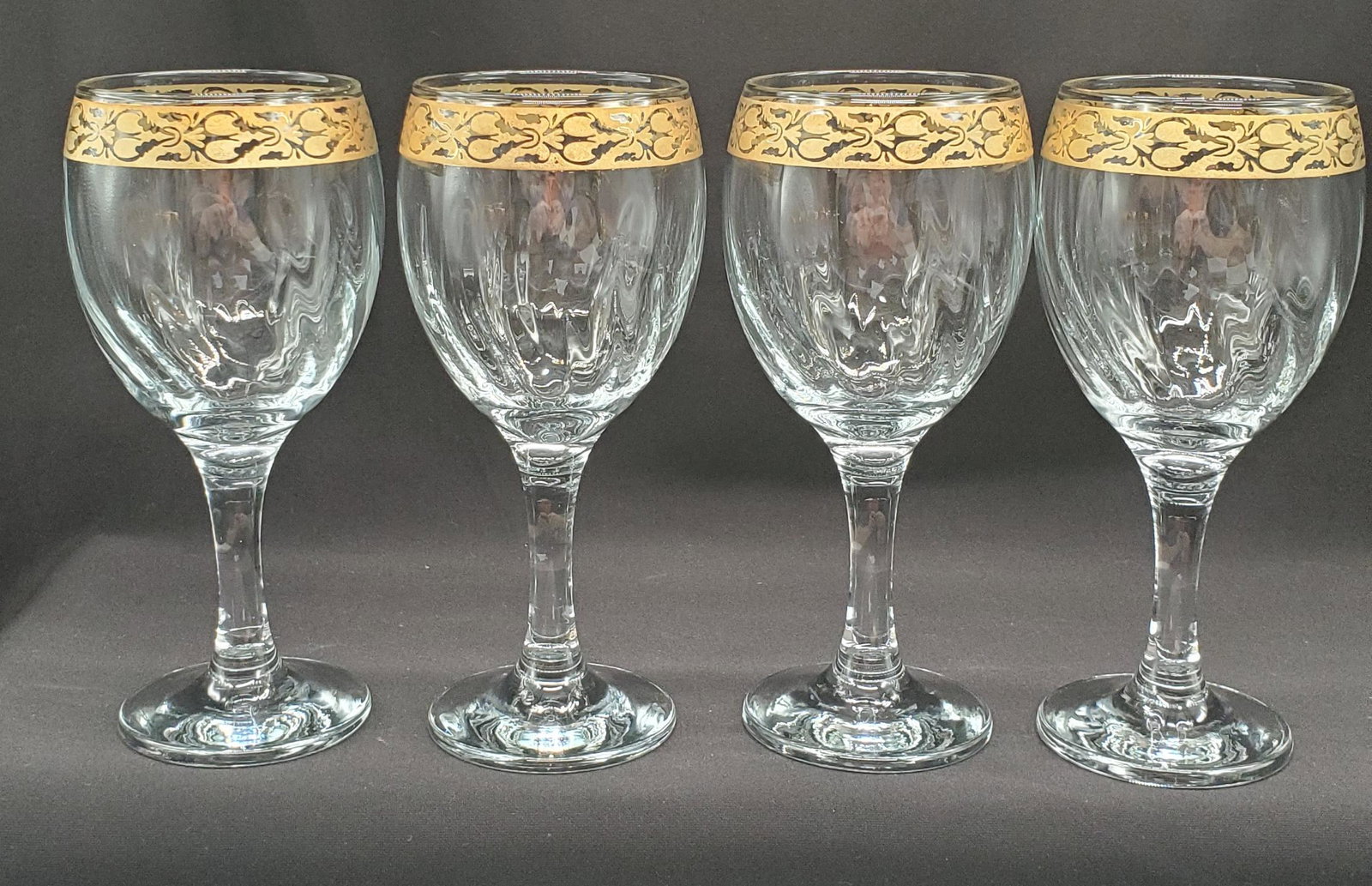 Wine Glass set with gold trim: Set of 4 Wine glasses with 22kt Golf foil trim, 7inch tall